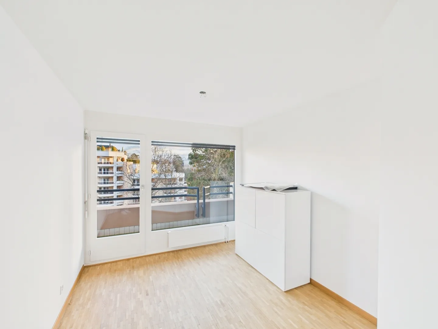 Elegant 4.5-room apartment with balcony in Nyon - Photo 6 of 9