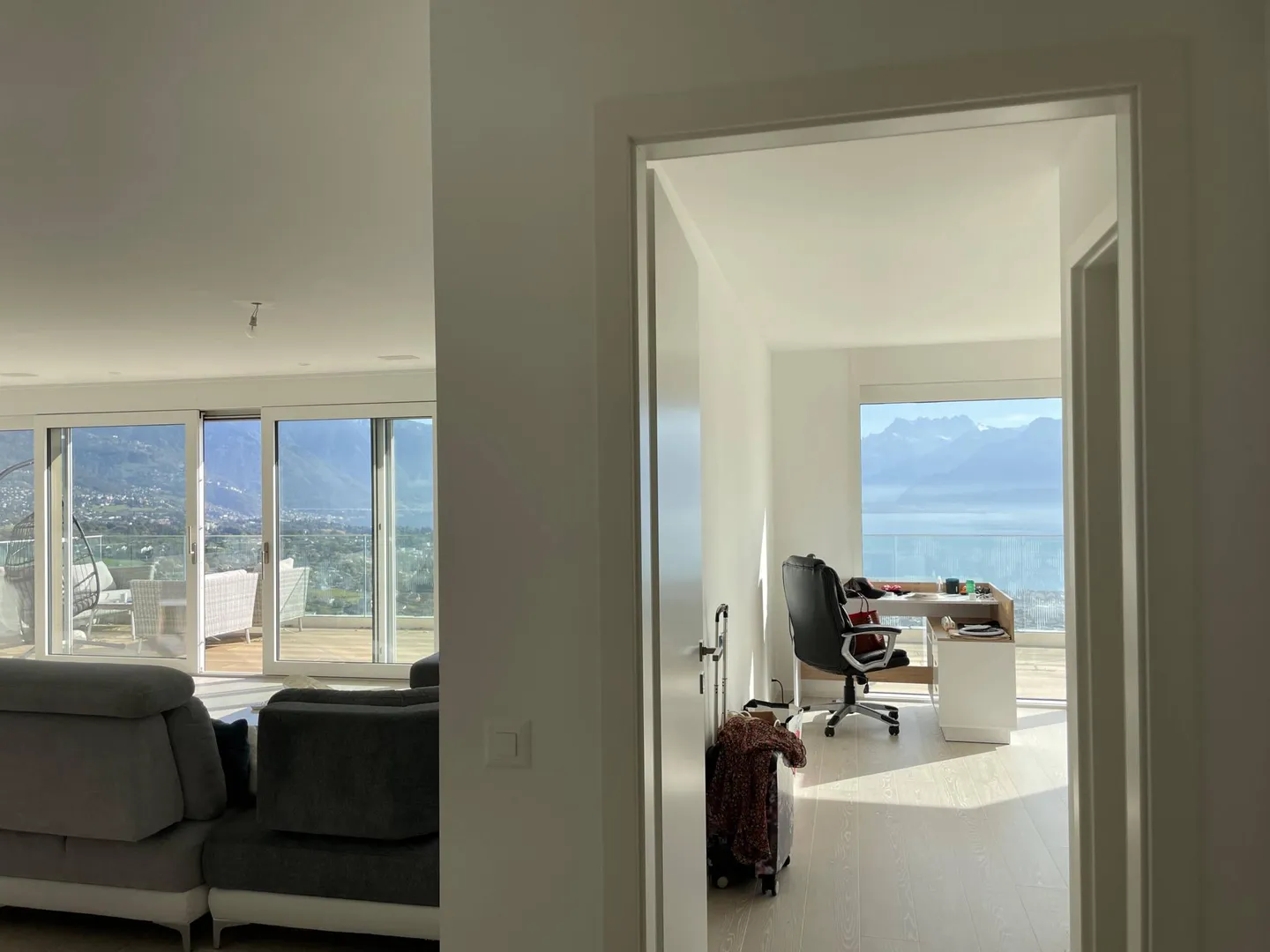 4.5-room apartment with stunning views of the lake and the Alps - Photo 8 of 13
