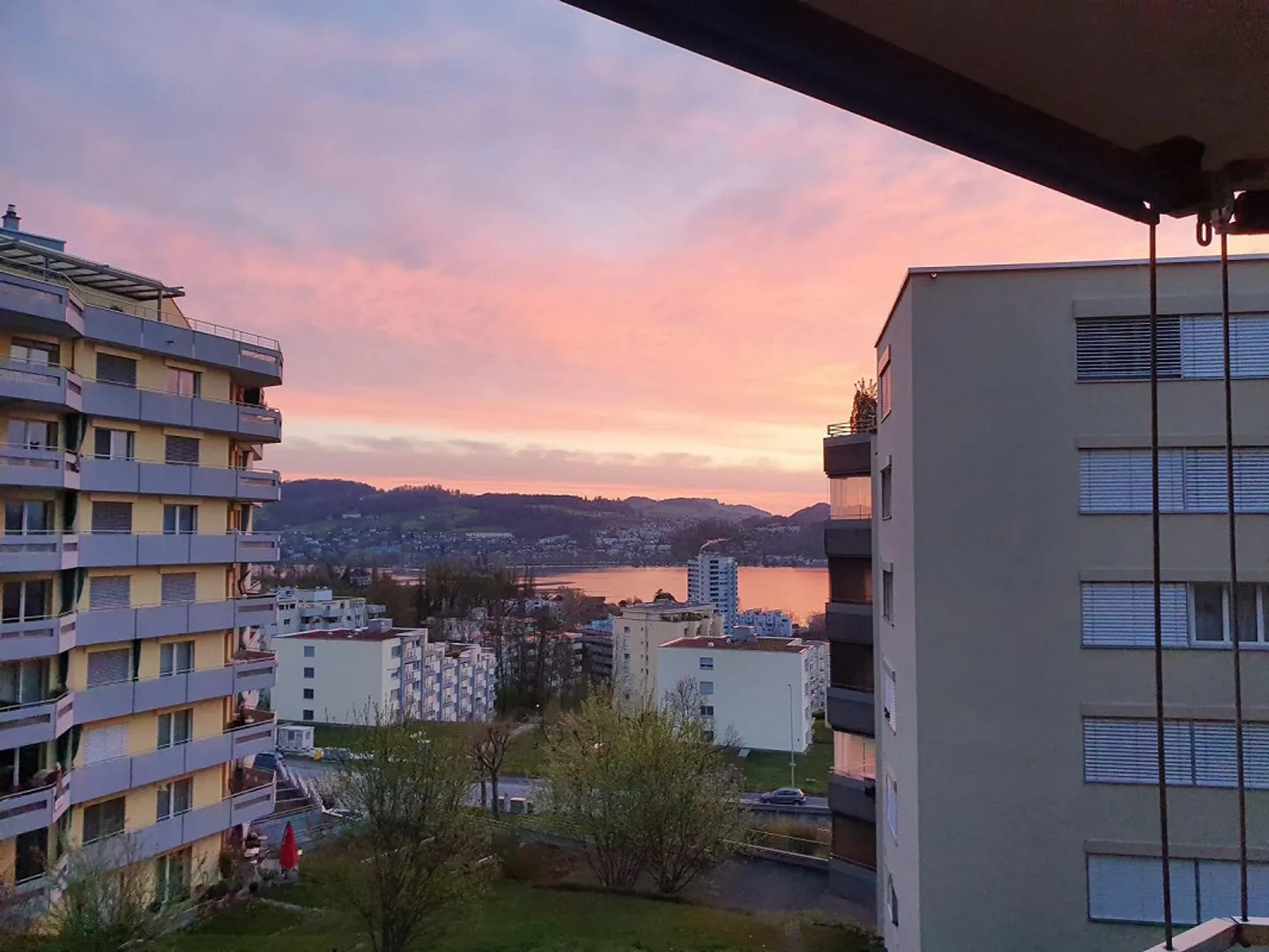 Bright 3.5-room apartment with lake view and forest edge location in Lucerne - Photo 1 of 11