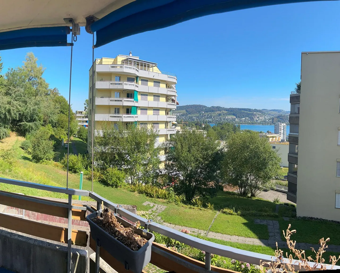 Bright 3.5-room apartment with lake view and forest edge location in Lucerne - Photo 3 of 11
