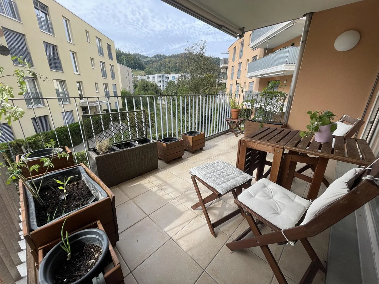 Appartement moderne de 2,5 pièces à Neuenhof avec balcon, garage et cave - Photo 2 sur 10