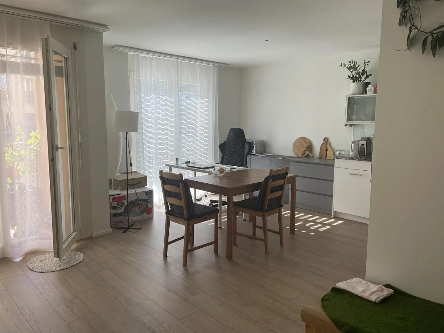 Appartement moderne de 2,5 pièces à Neuenhof avec balcon, garage et cave - Photo 3 sur 10