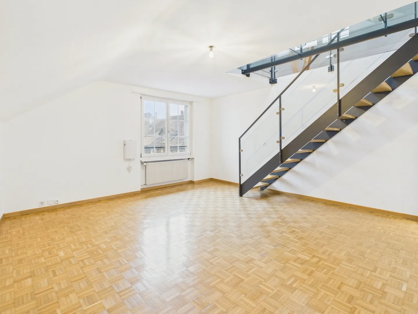 Appartement en duplex unique de 2,5 pièces à Büren an der Aare - Photo 4 sur 12