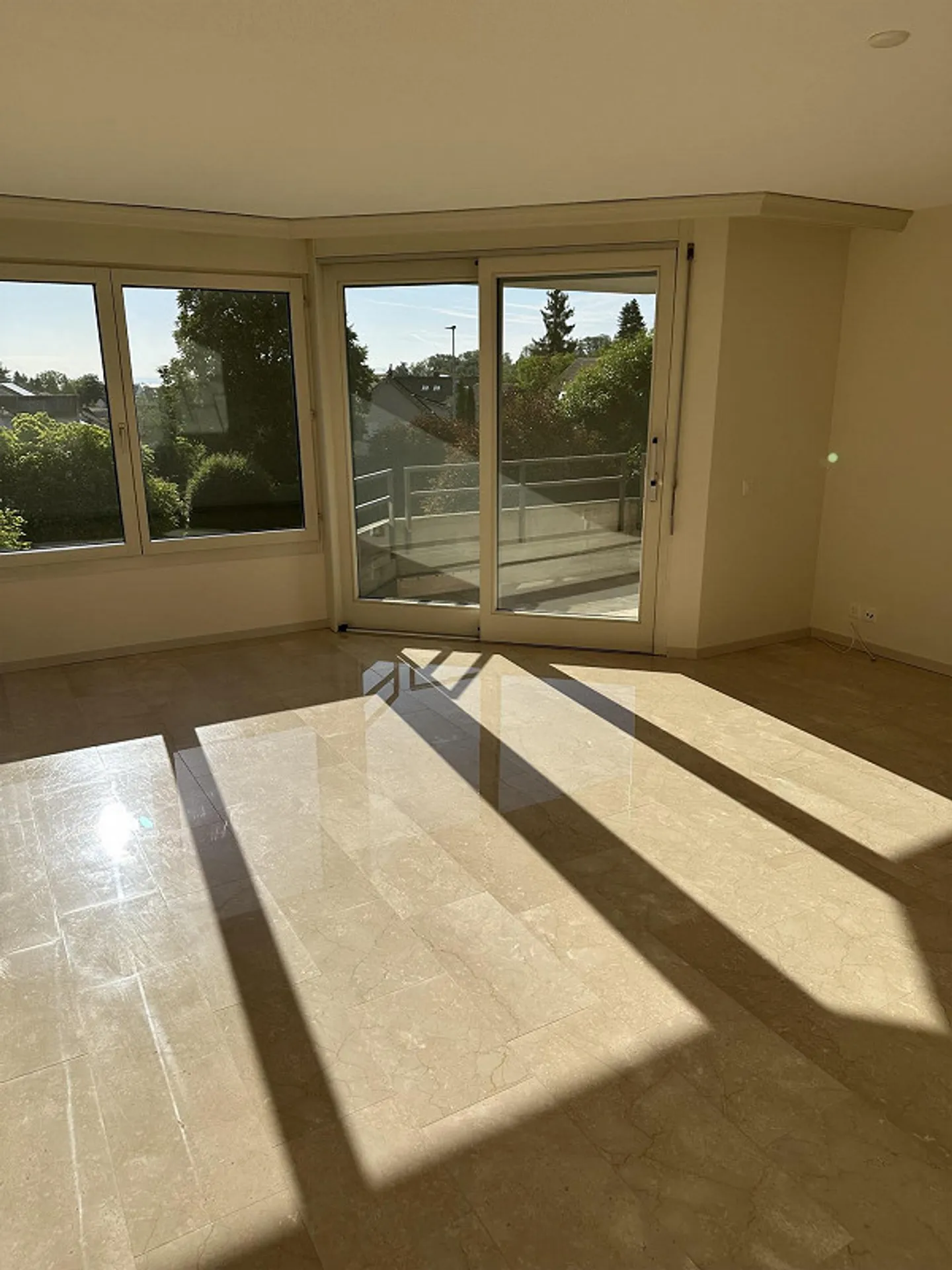 Ampio e luminoso appartamento di 3,5 stanze con vista lago - Foto 2 di 12