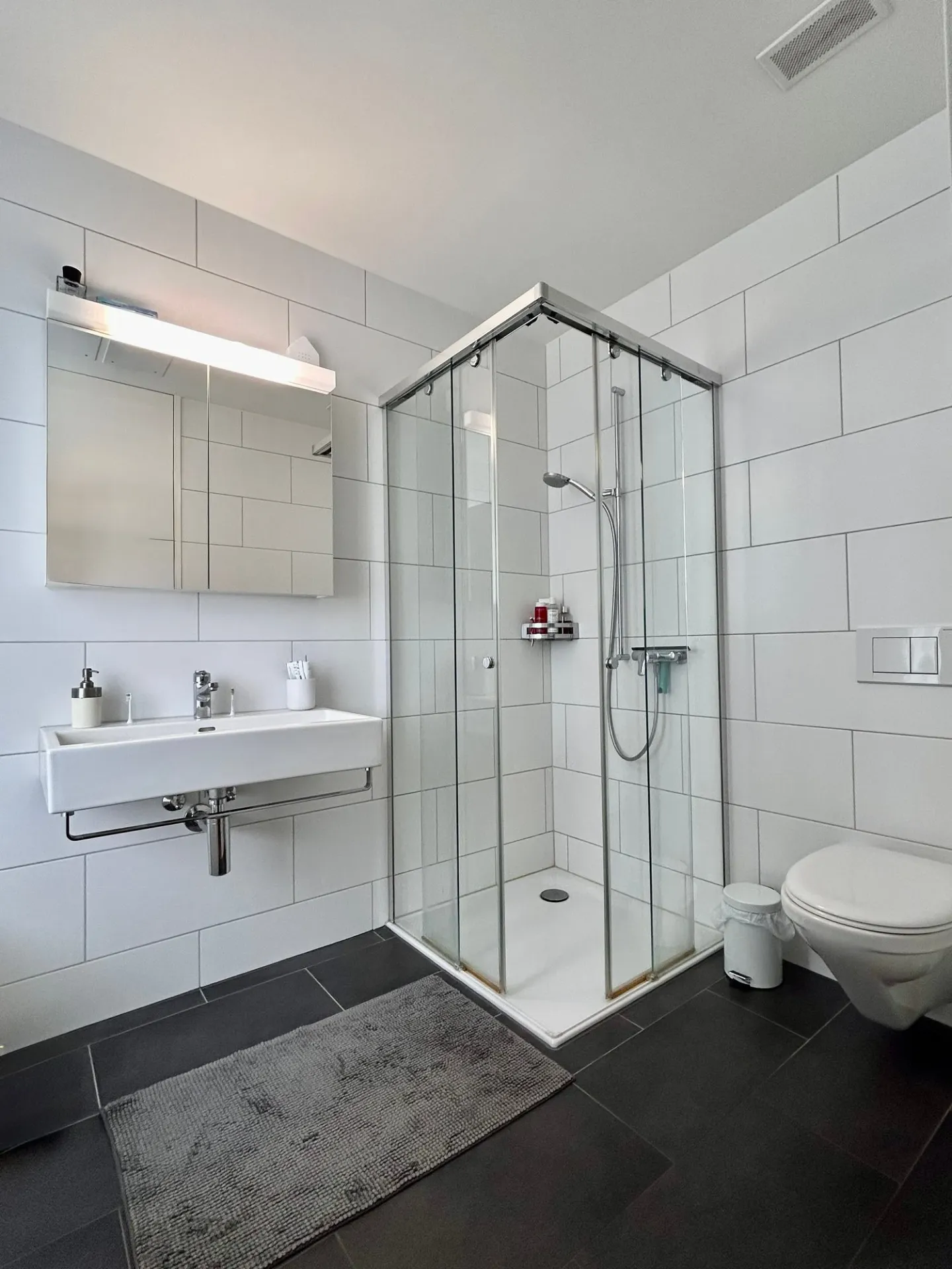 Appartement moderne de 3,5 pièces avec balcons et belle vue à Riehen - Photo 13 sur 16
