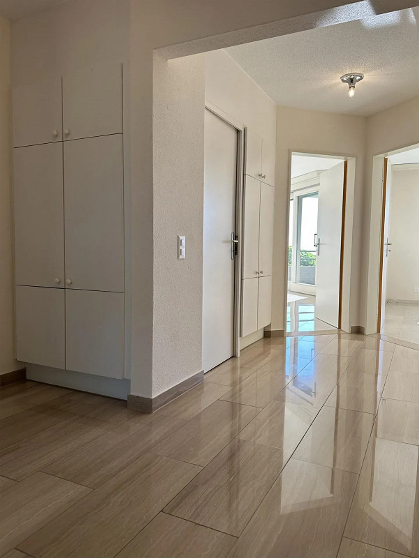 Ampio e luminoso appartamento di 3,5 stanze con vista lago - Foto 9 di 12