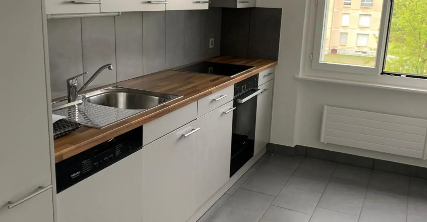Sehr schöne 3-Zimmer-Wohnung mit Balkon in Hauterive NE - Foto 1 von 7