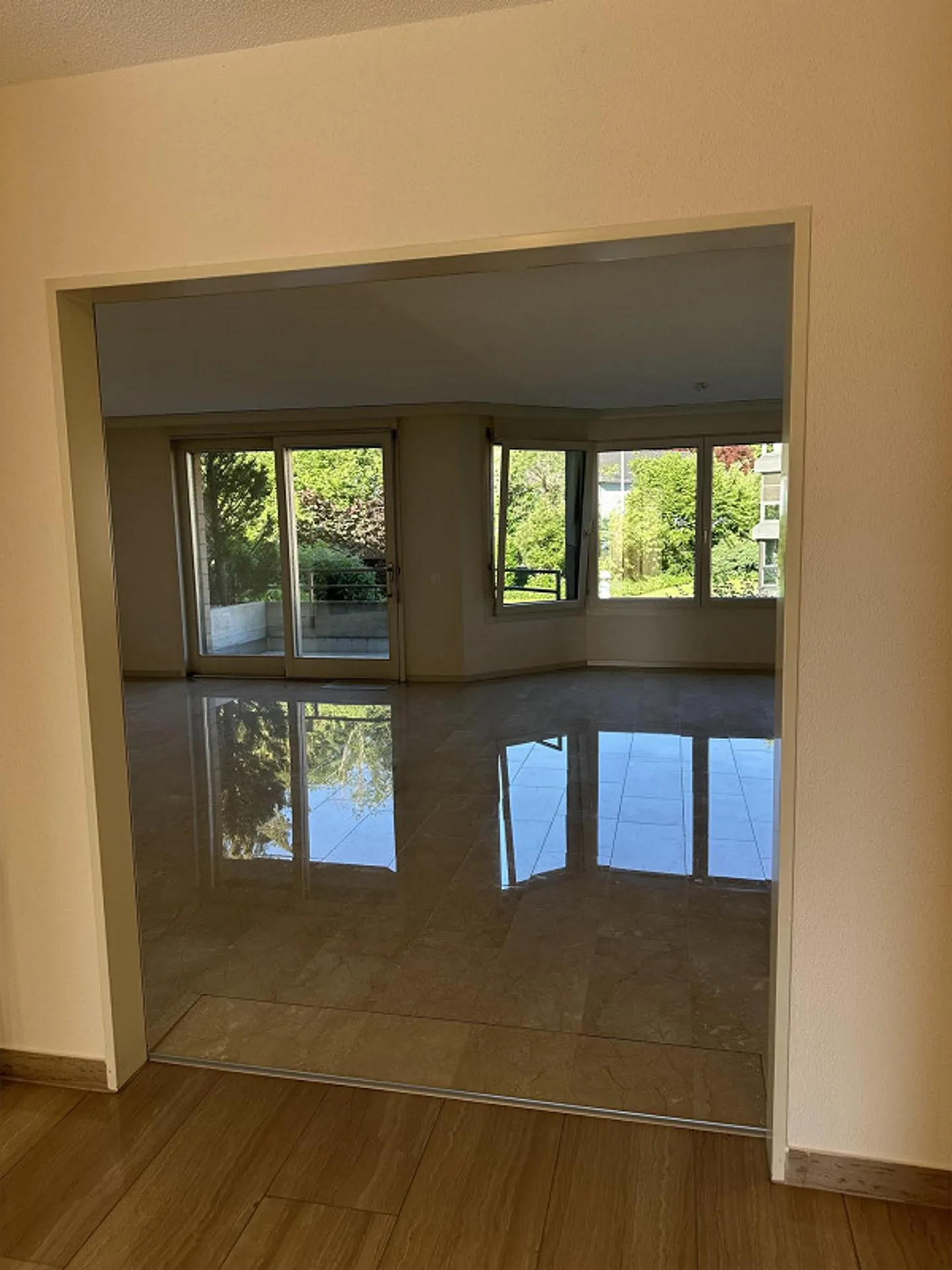 Ampio e luminoso appartamento di 3,5 stanze con vista lago - Foto 4 di 12