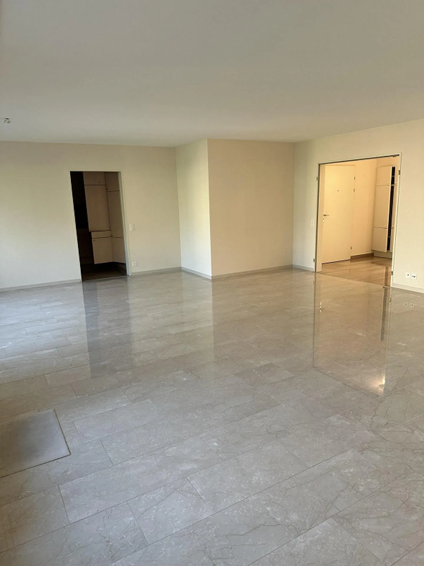 Ampio e luminoso appartamento di 3,5 stanze con vista lago - Foto 6 di 12