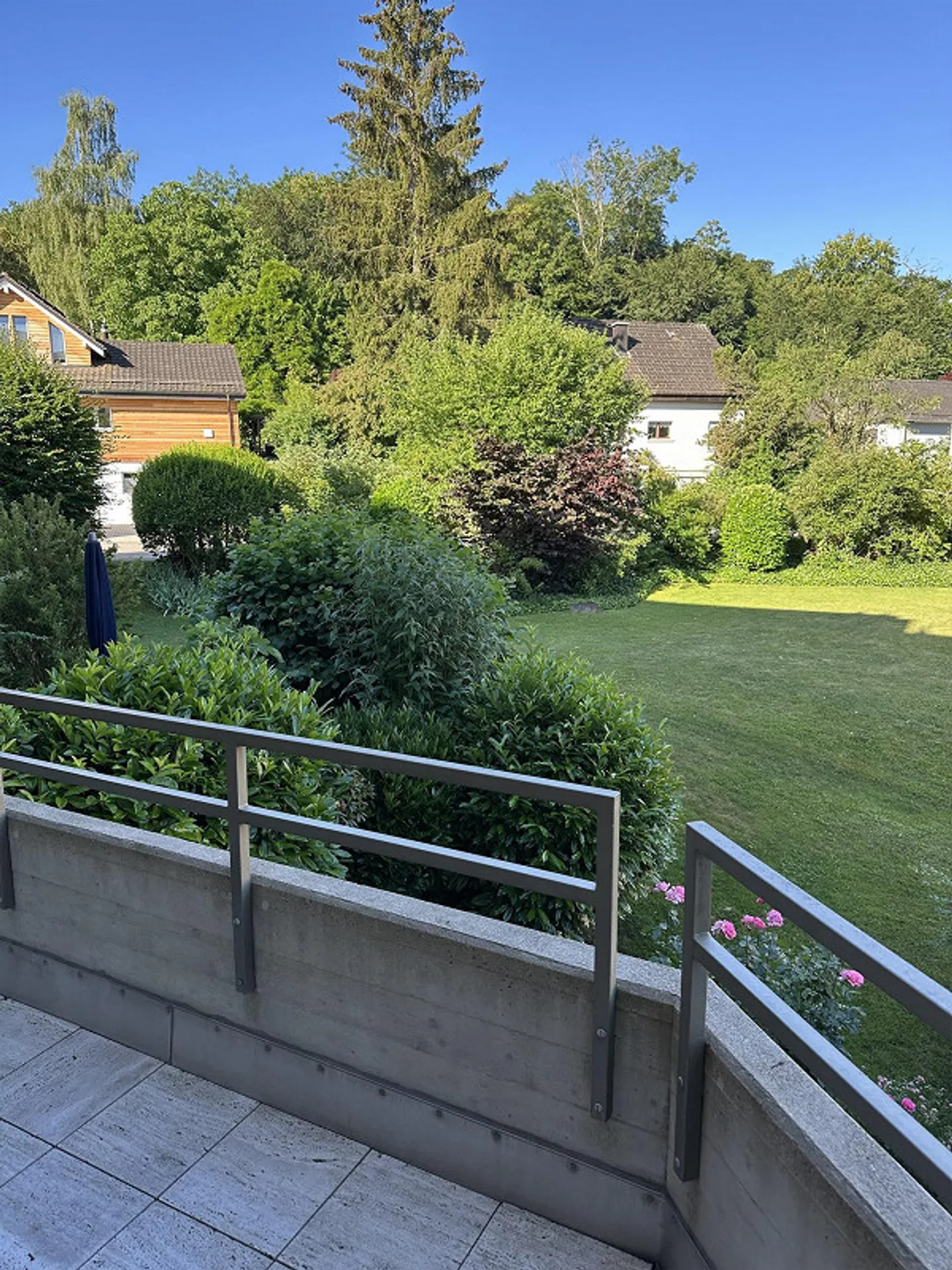 Ampio e luminoso appartamento di 3,5 stanze con vista lago - Foto 11 di 12