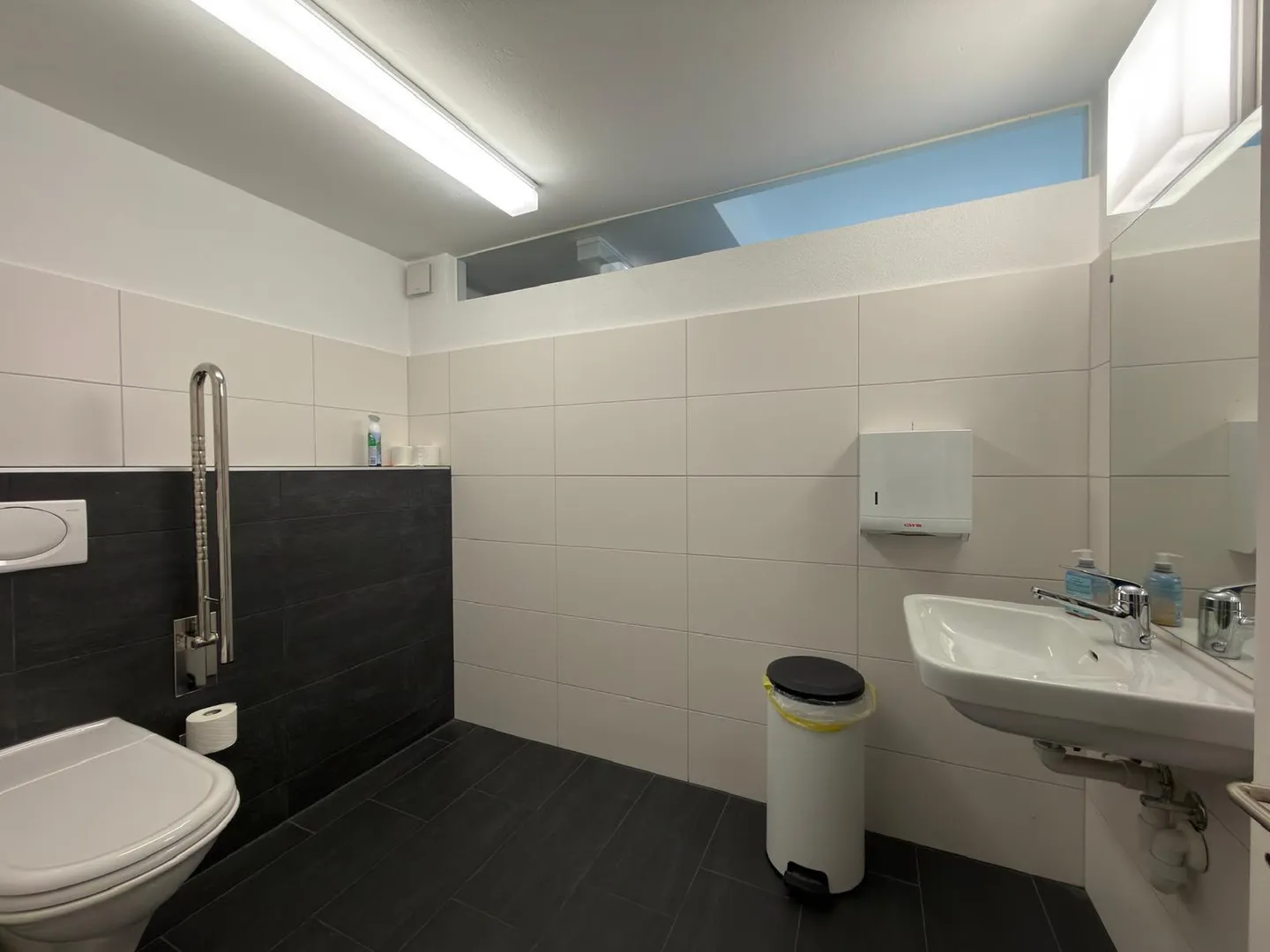 For rent: Commercial space on the 1st floor with archive areas in the basement and 2 outdoor parking spaces - Photo 12 of 13