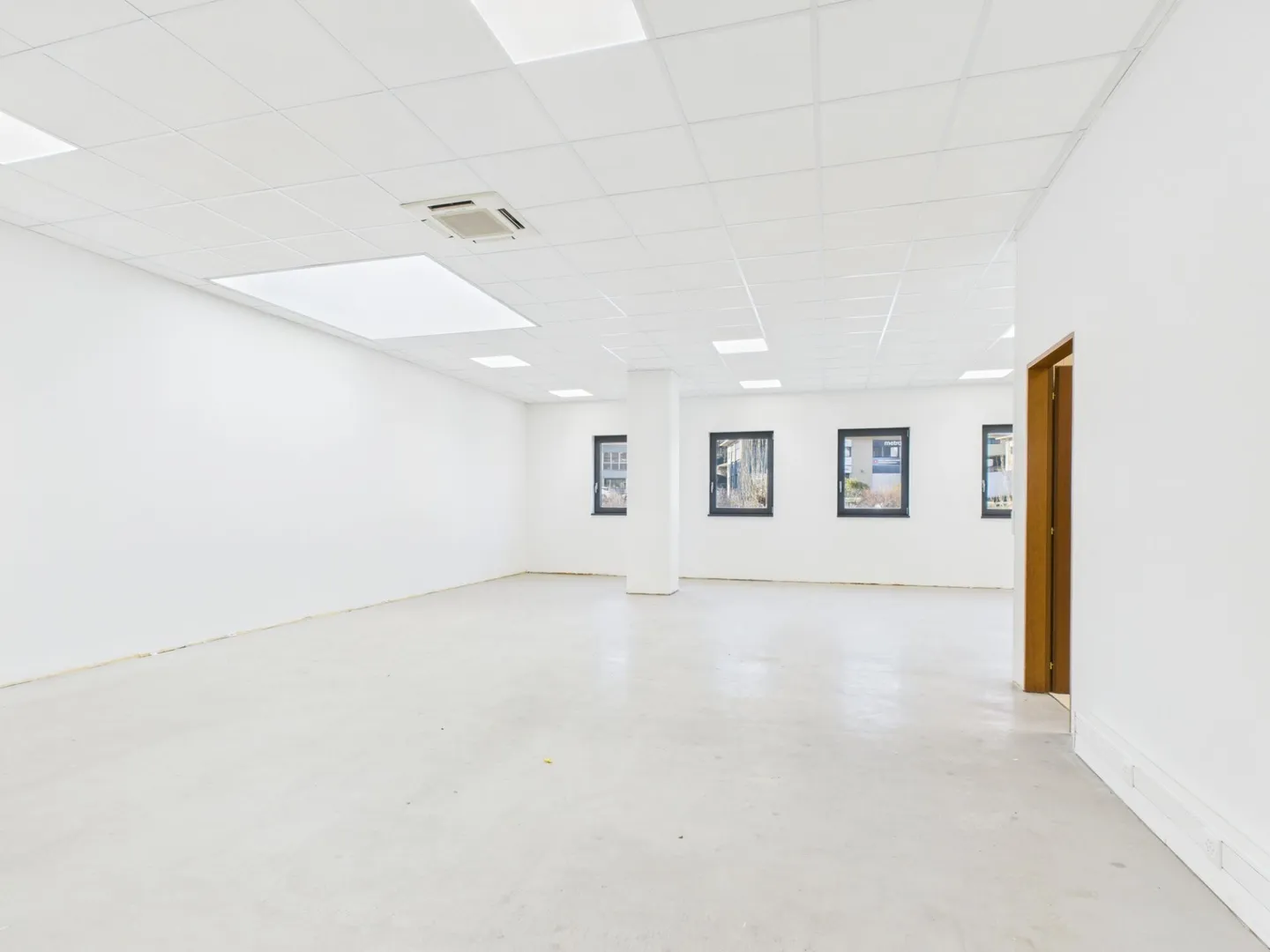 Rent an elegant office on the first floor of 144 m² - Photo 2 of 5
