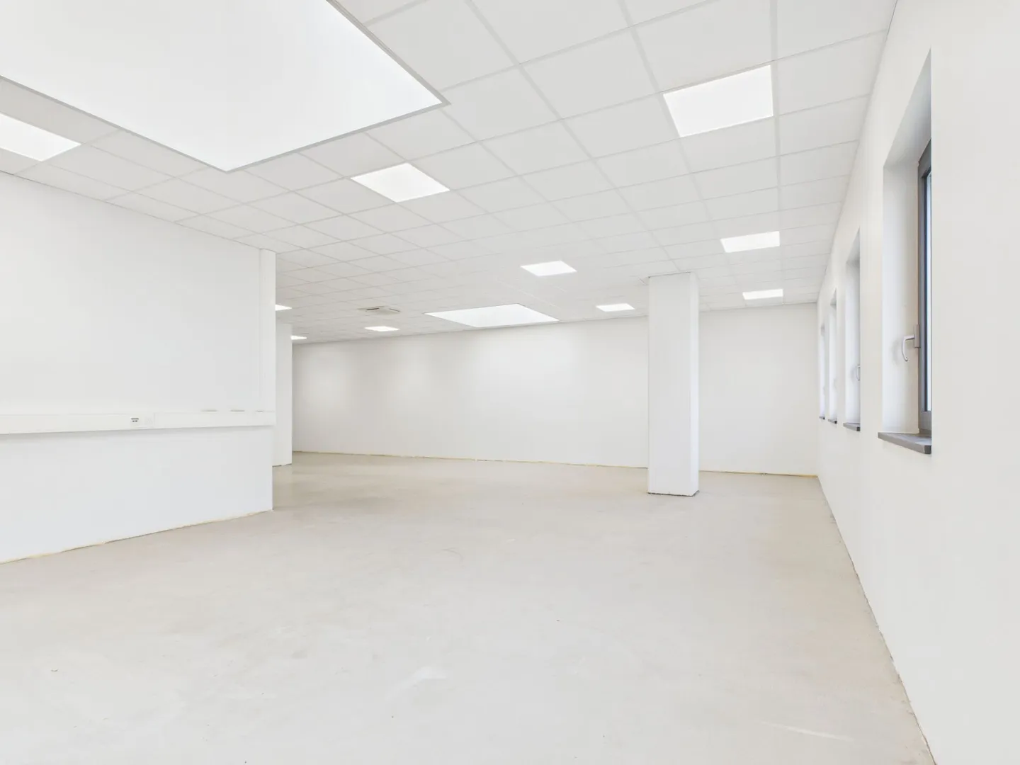 Rent an elegant office on the first floor of 144 m² - Photo 3 of 5