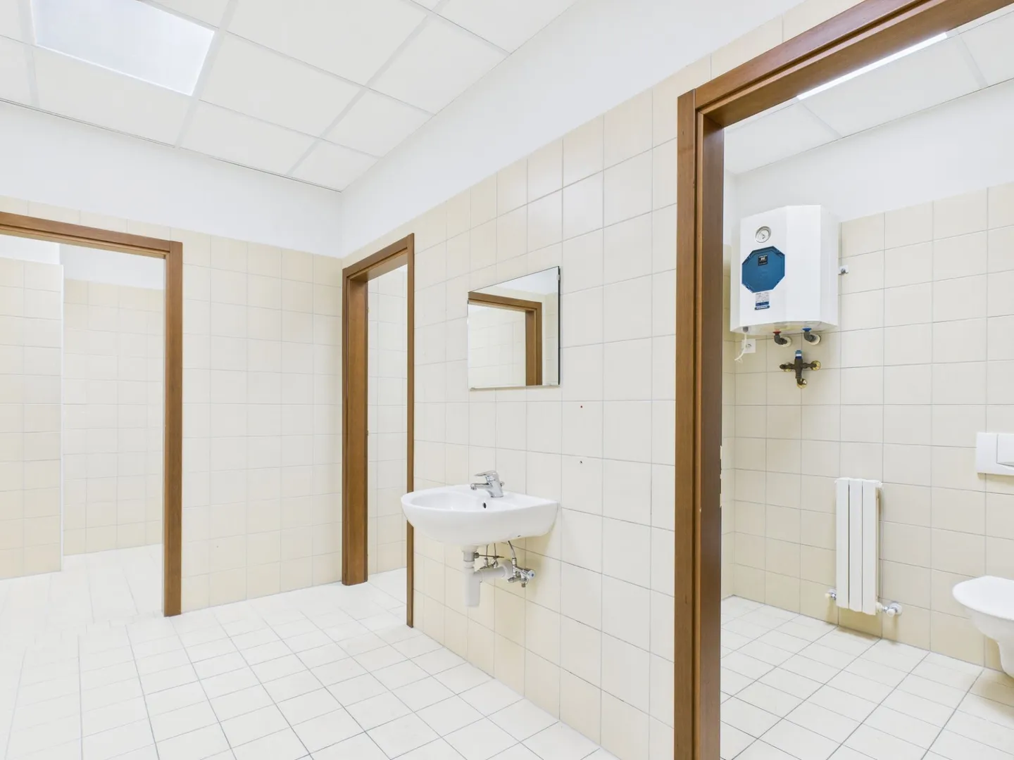 Rent an elegant office on the first floor of 144 m² - Photo 4 of 5