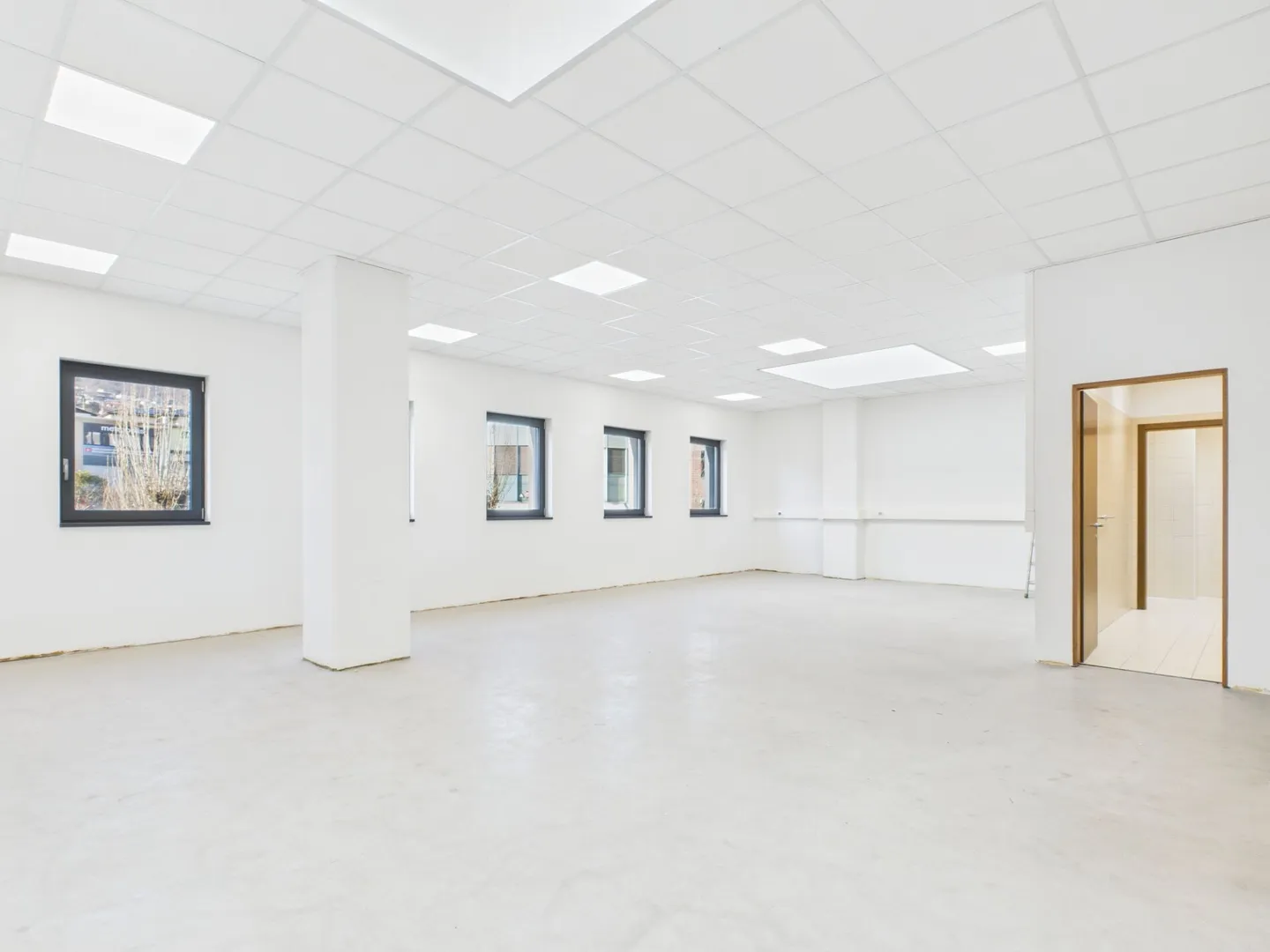 Rent an elegant office on the first floor of 144 m² - Photo 1 of 5