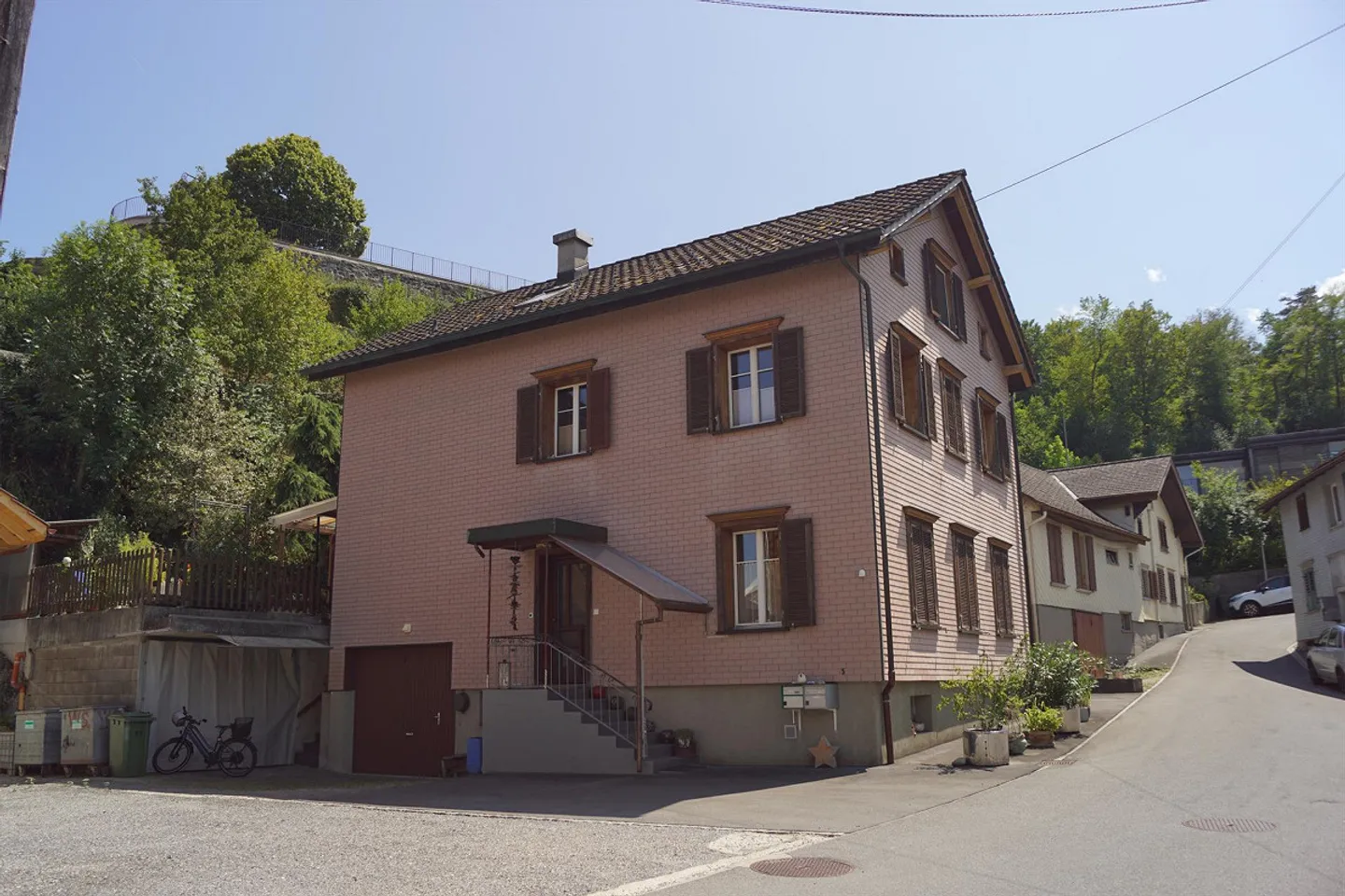 Casa ben tenuta in una zona residenziale centrale, con appartamento separato - Foto 1 di 5