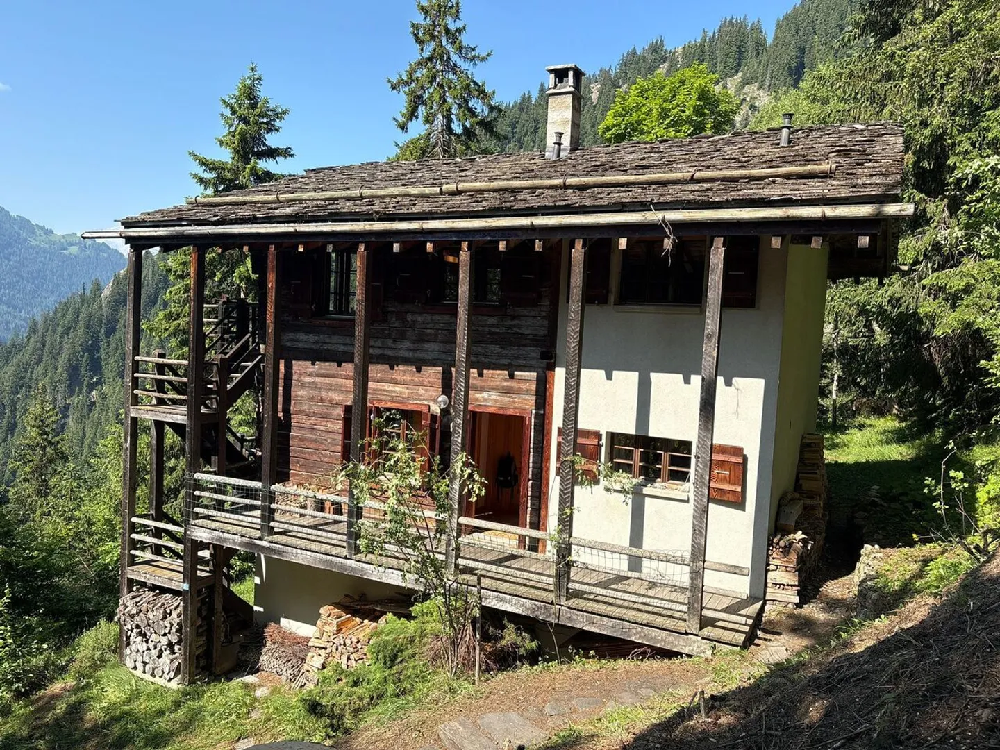 «6-ZIMMER-CHALET MITTEN IN DER NATUR - RUHIGE LAGE / BLICK VON OBEN» - Foto 1 von 30