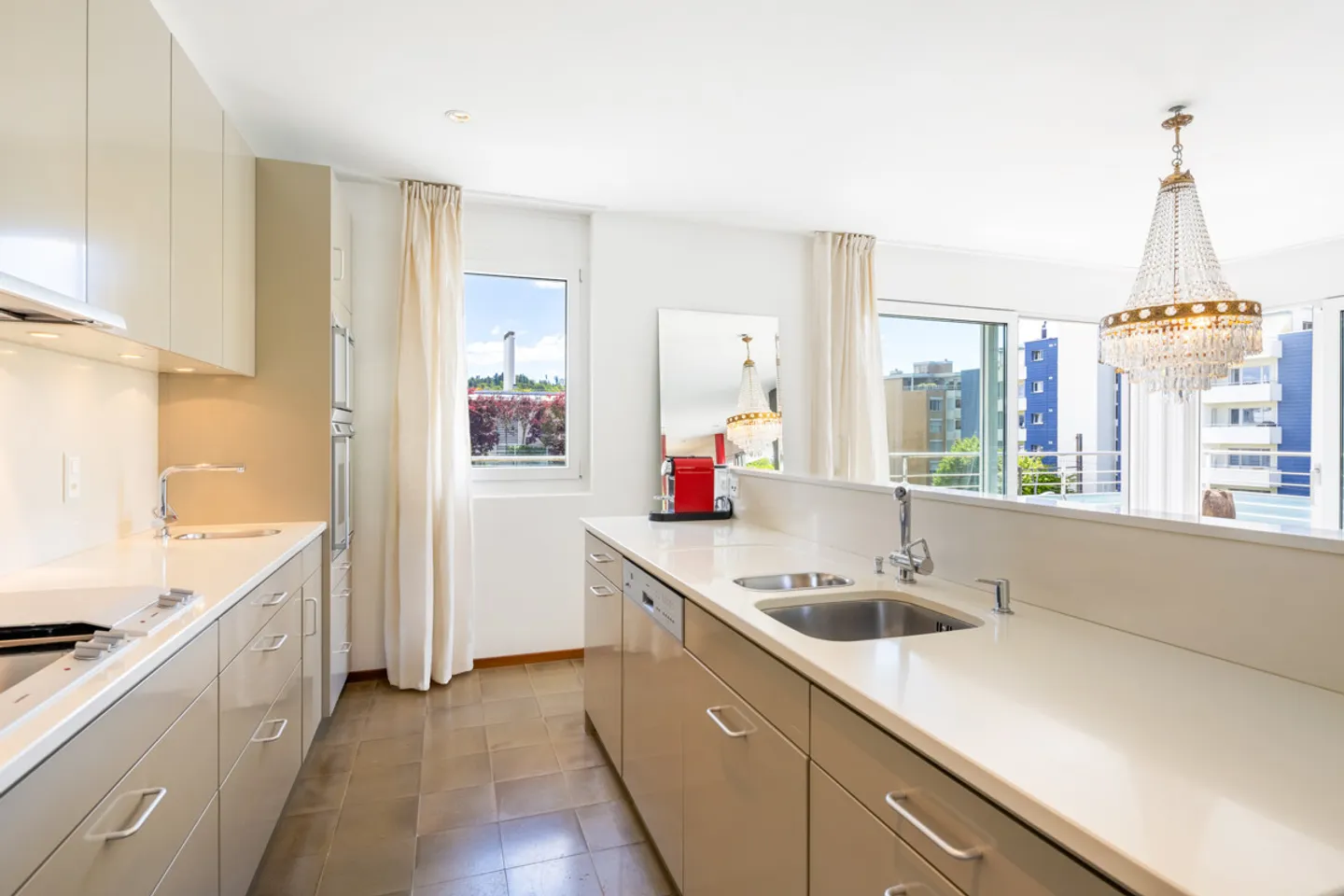 Modernes Wohnen in Zumikon: Helle Attikawohnung mit Privatsphäre - Foto 2 von 5