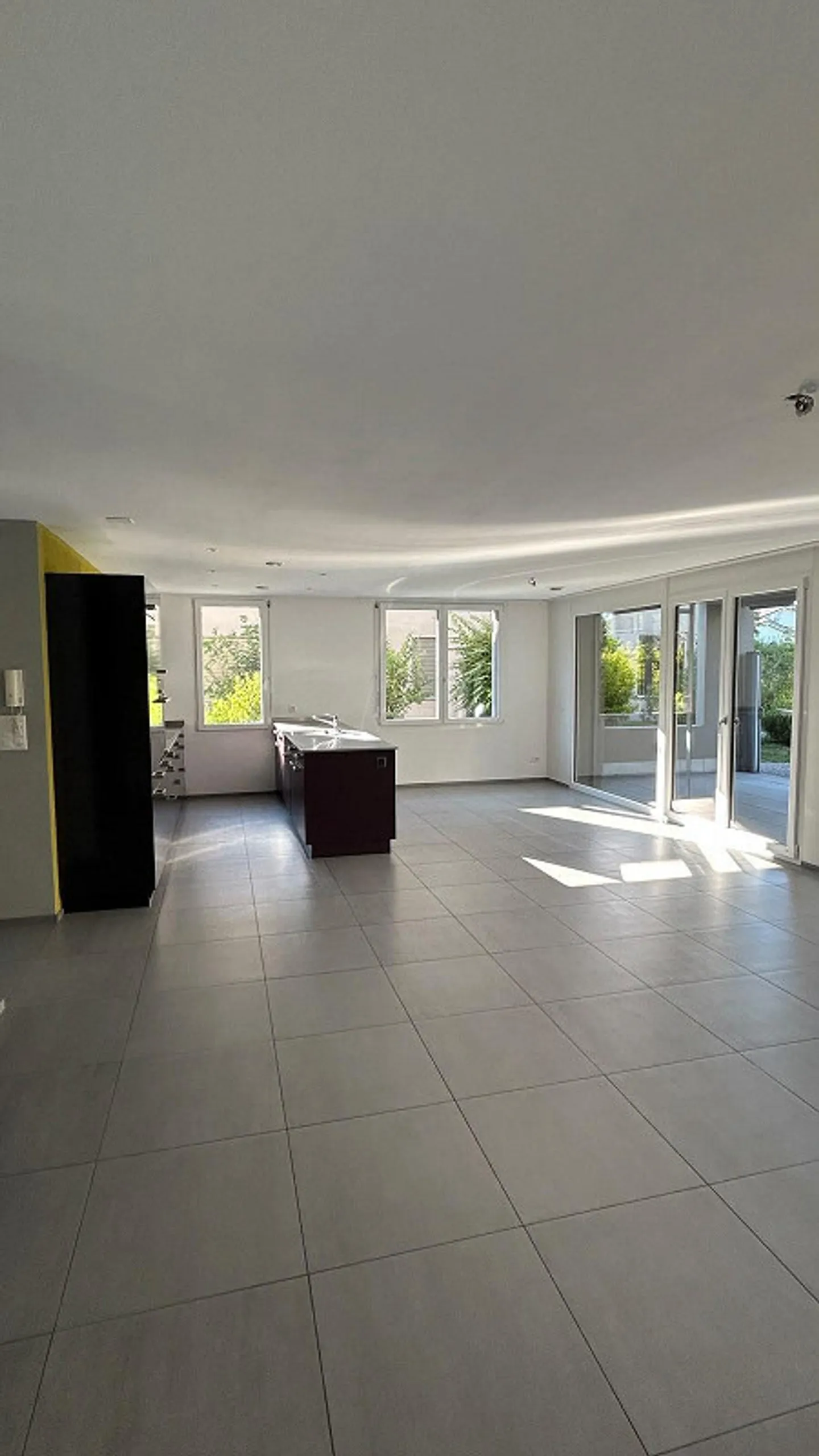 Appartement lumineux de 4,5 pièces au rez-de-chaussée avec terrasse - Photo 2 sur 12