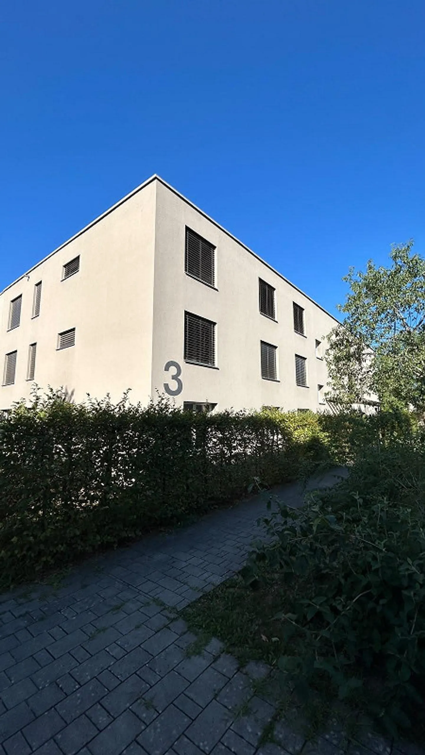 Appartement lumineux de 4,5 pièces au rez-de-chaussée avec terrasse - Photo 1 sur 12