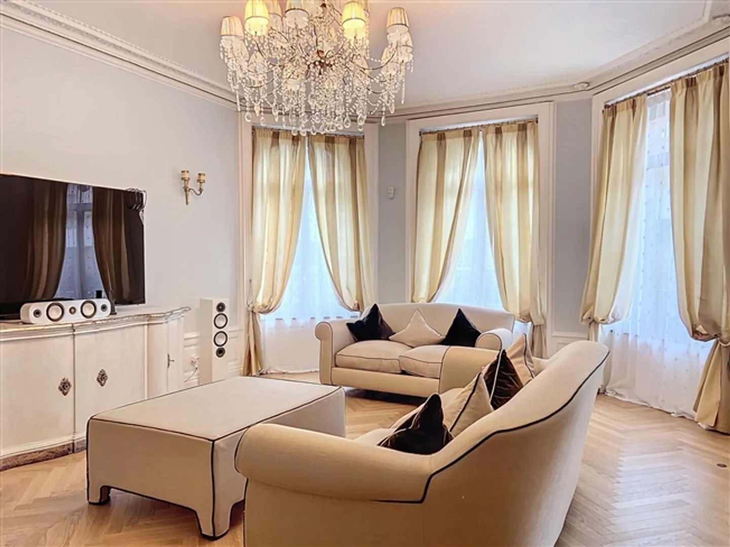 Representative Apartment (partially furnished) with Garden. Rare Item - Photo 3 of 9