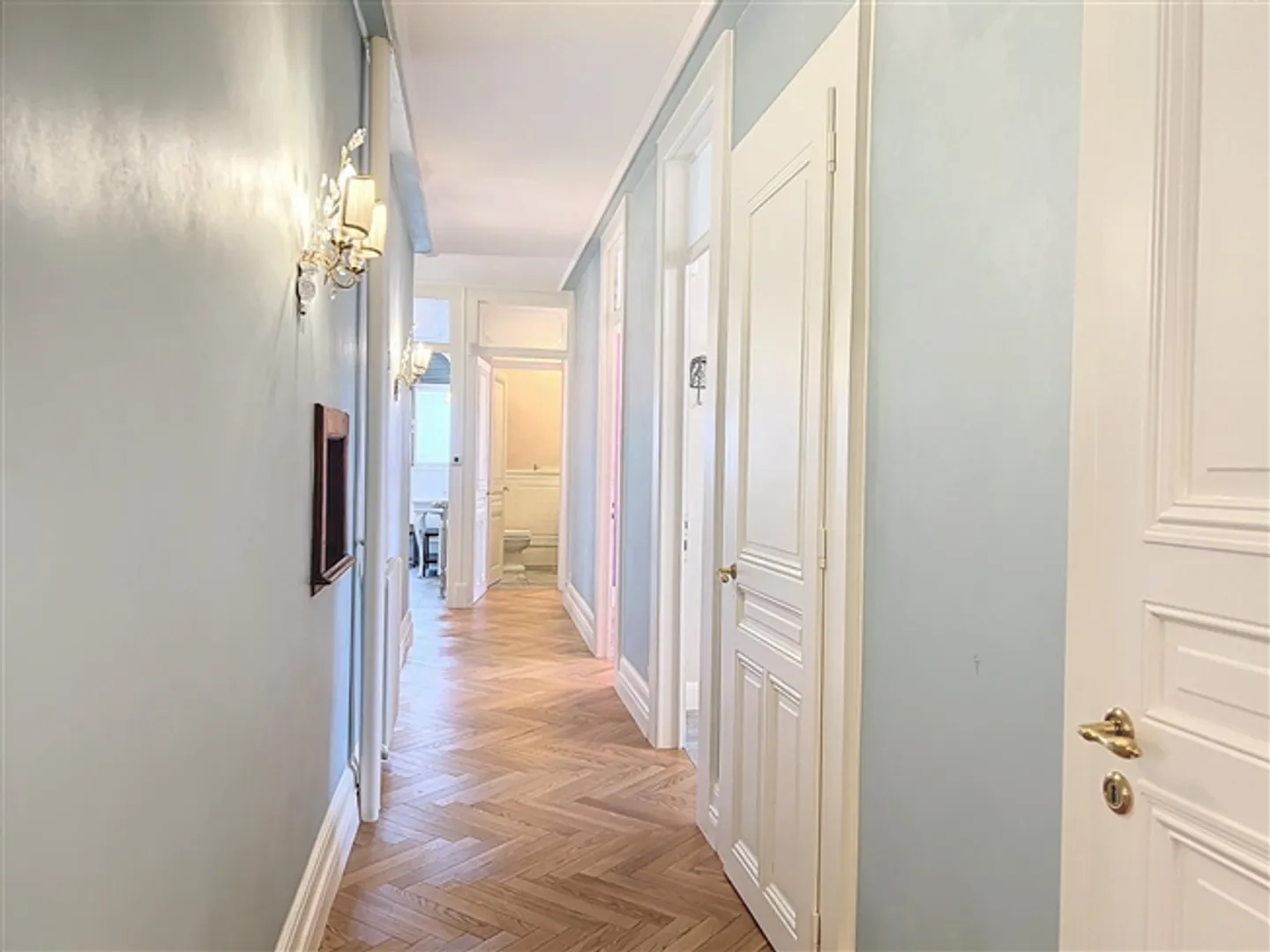 Representative Apartment (partially furnished) with Garden. Rare Item - Photo 5 of 9