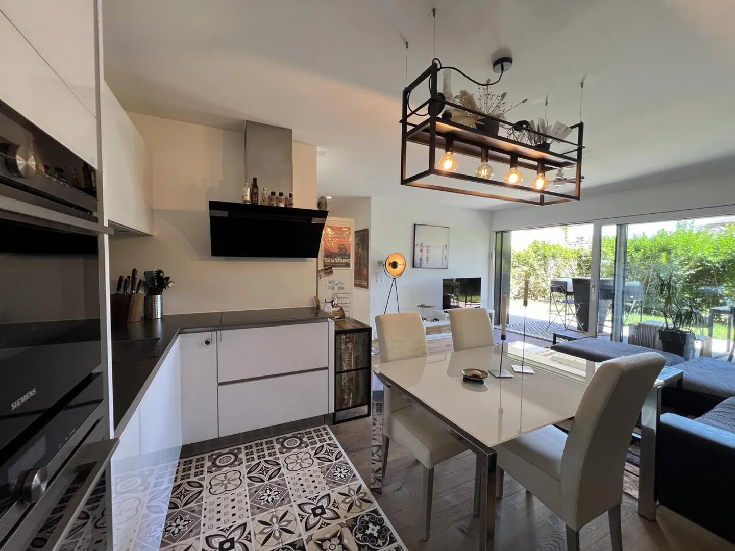 Im Herzen von Neuenburg – Außergewöhnliche moderne Wohnung mit Terrasse und privatem Garten - Foto 4 von 13