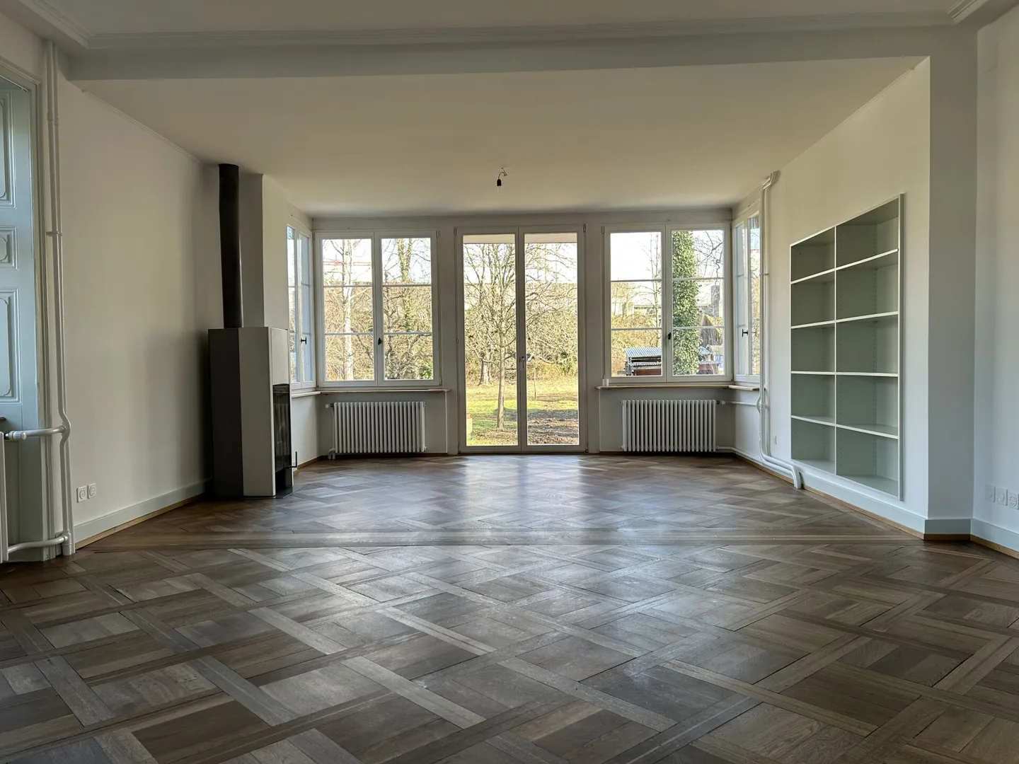 2.5-Room Ground Floor Apartment with Garden Patio! - Photo 3 of 8