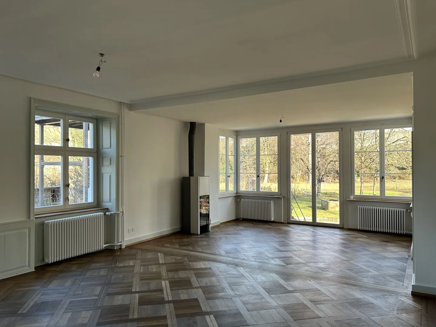 2.5-Room Ground Floor Apartment with Garden Patio! - Photo 4 of 8