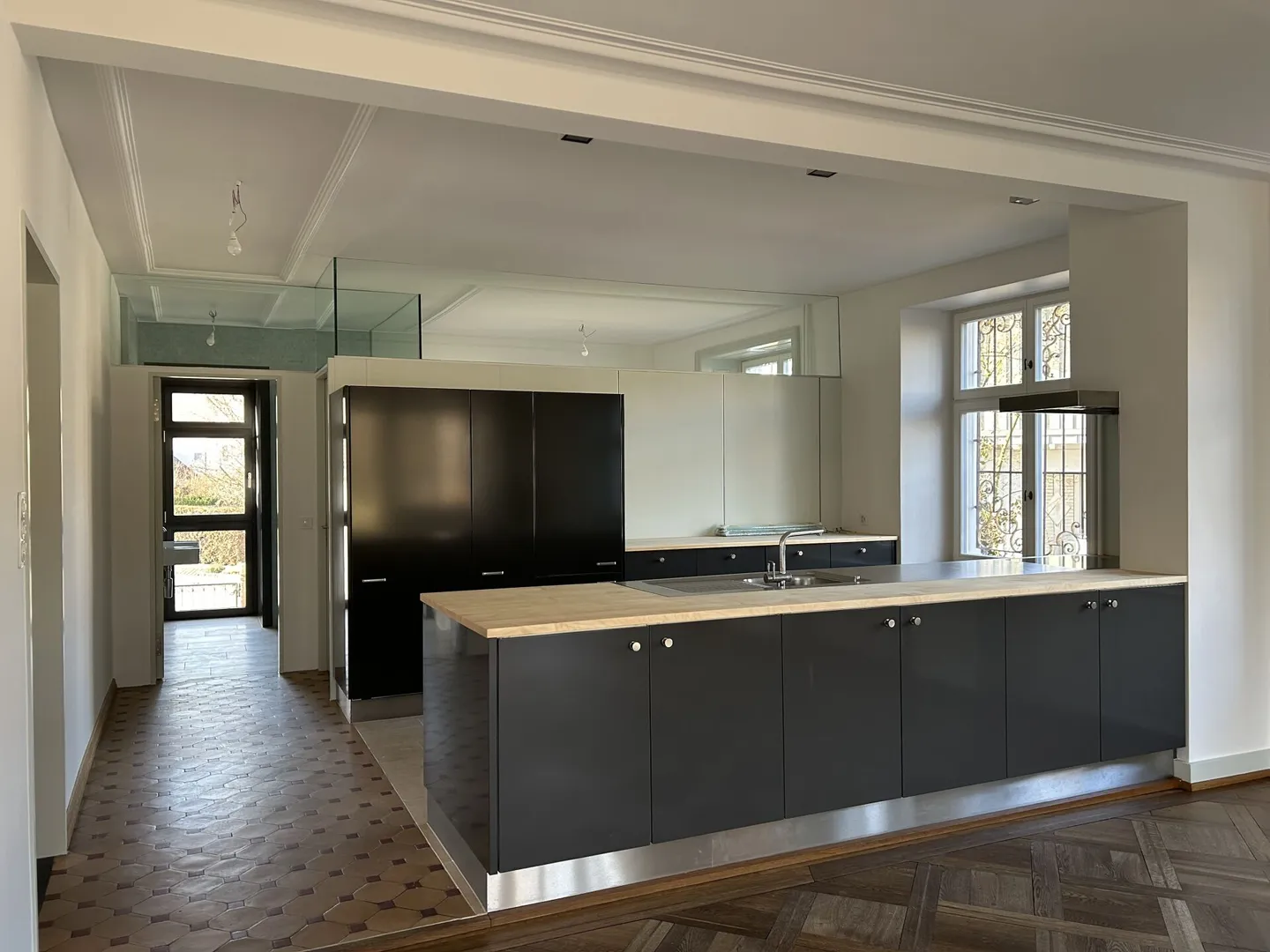 2.5-Room Ground Floor Apartment with Garden Patio! - Photo 6 of 8