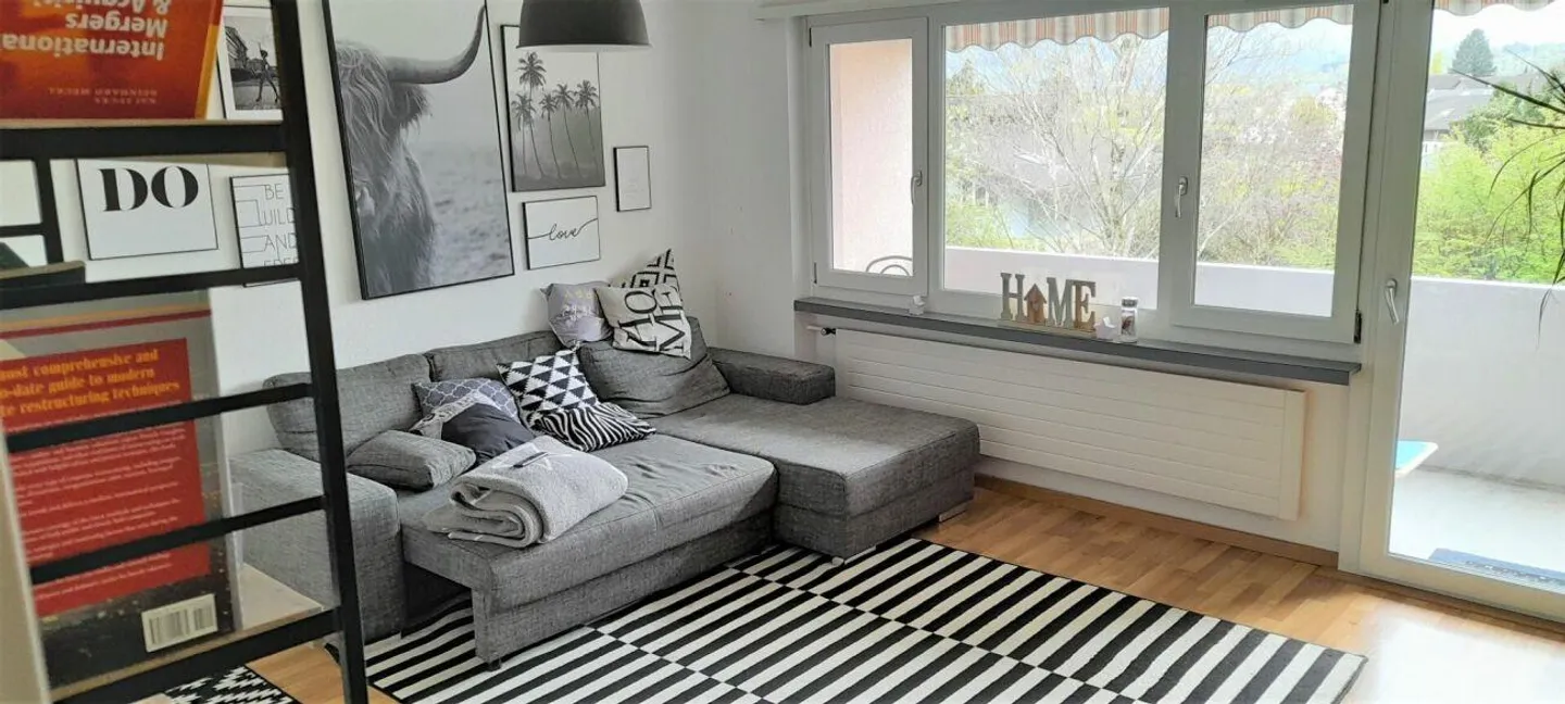 Appartamento luminoso e spazioso di 4,5 stanze con balcone - Foto 1 di 8