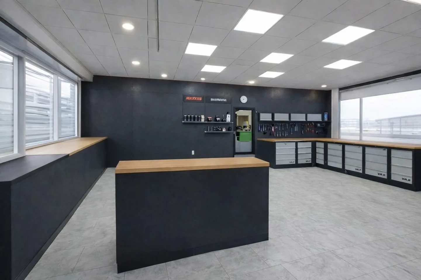 HERVORRAGENDE HANDELSFLÄCHE VON 470M² AN EINEM SEHR BELEBTEN ACHSEN - Foto 4 von 8