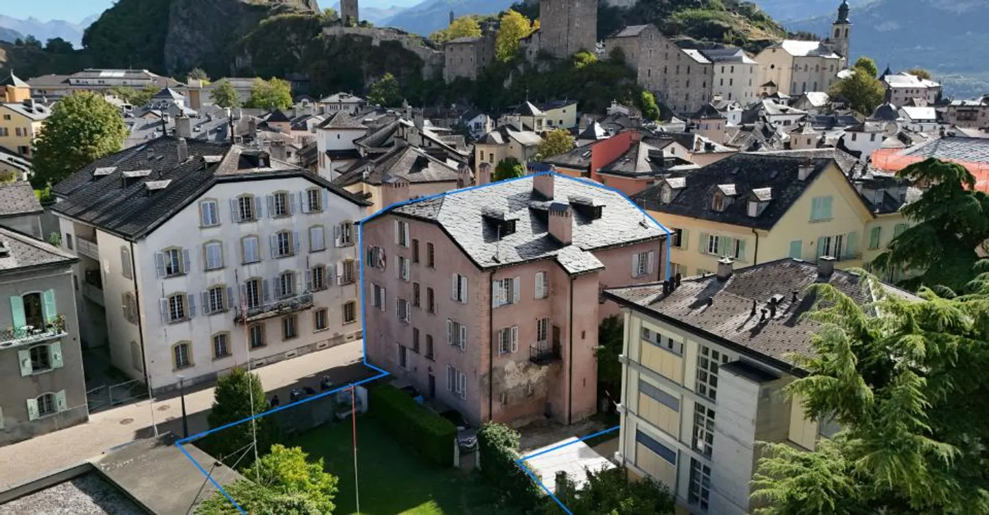 Sion, historic house in the heart of the old town consisting of 5 apartments and 2 offices - Photo 1 of 23