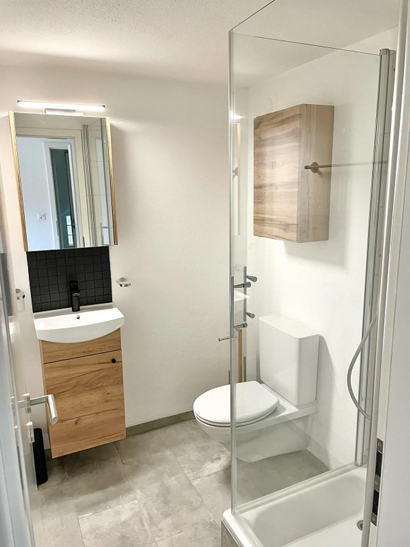 Petite, nouvellement rénovée appartement de 1,5 pièce dans un emplacement en pente proche de la nature - Photo 3 sur 10