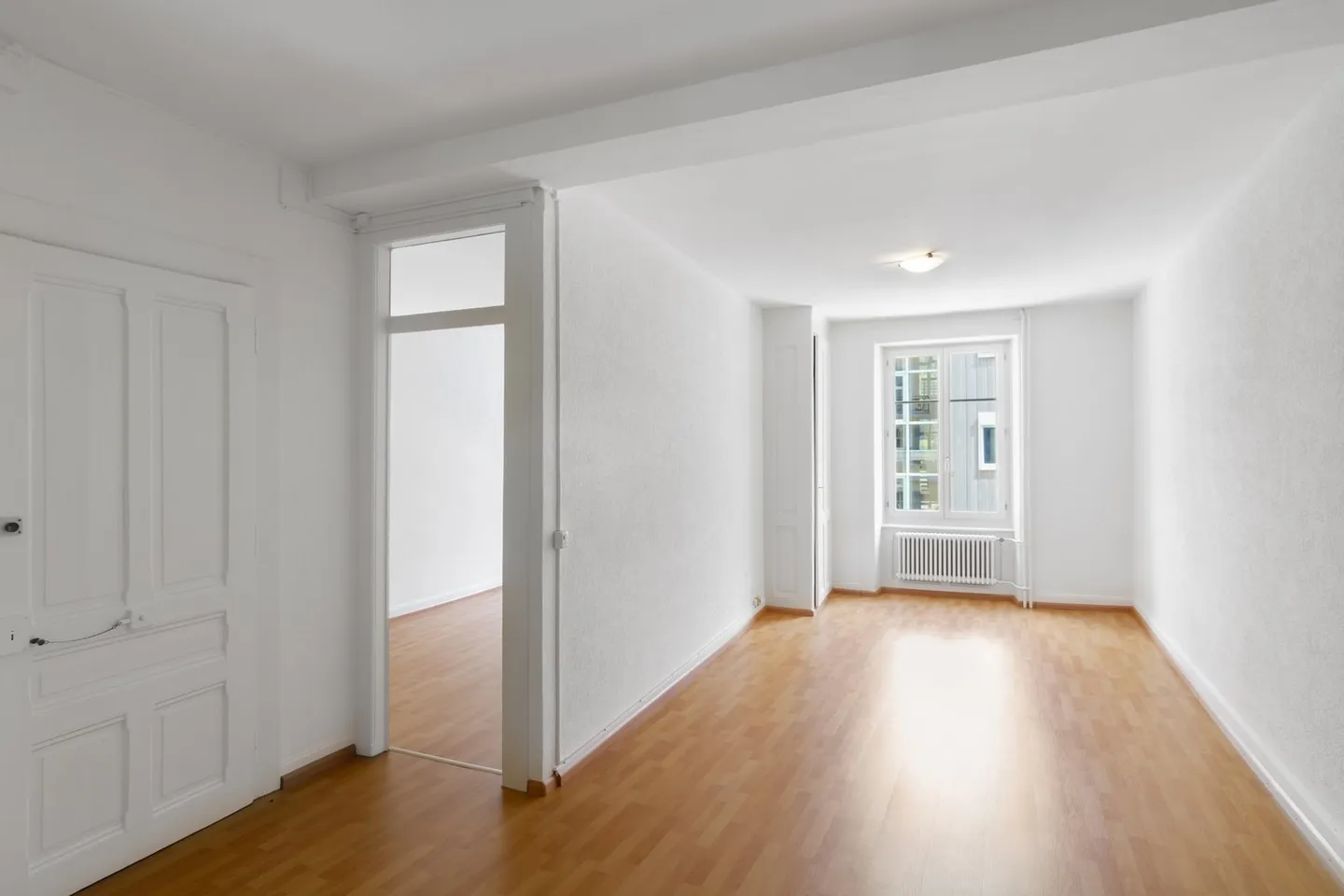 Modern Apartment with Garden - Photo 4 of 9