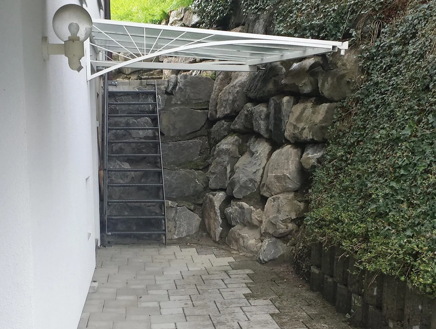 Petite, nouvellement rénovée appartement de 1,5 pièce dans un emplacement en pente proche de la nature - Photo 7 sur 10