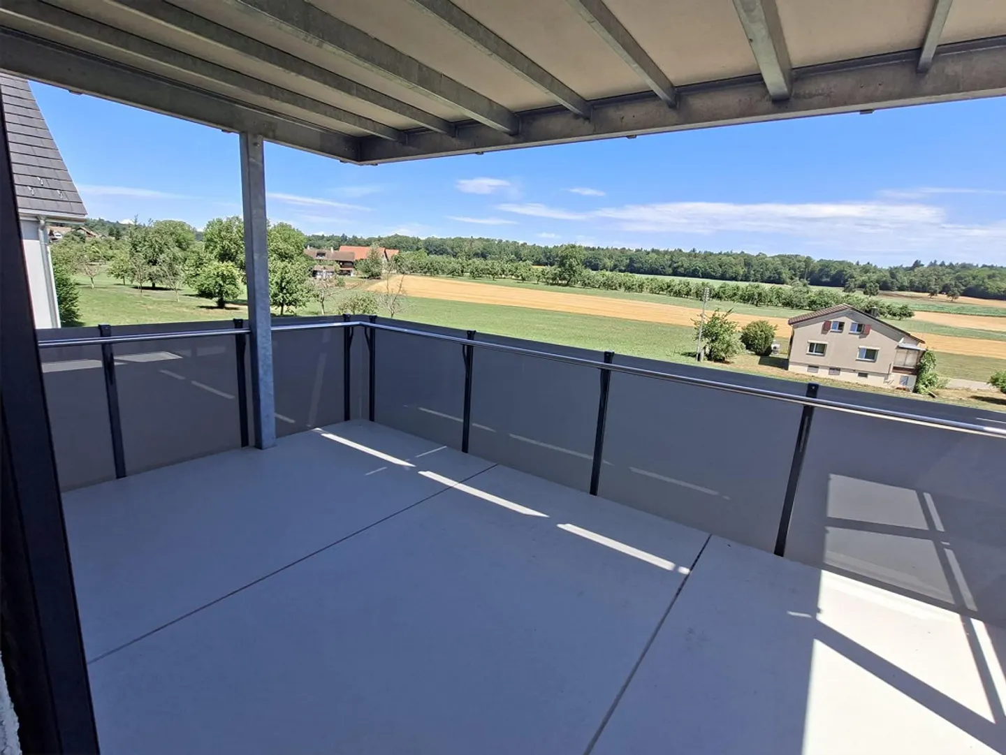 Appartement 2.5 pièces dans la verdure avec vue sur les montagnes - Photo 2 sur 6