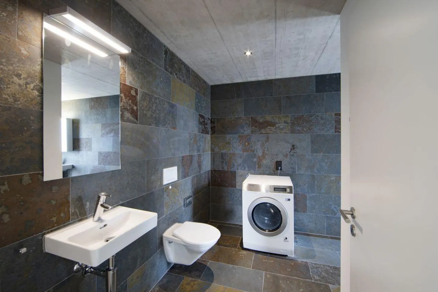 Appartement de 3,5 pièces au rez-de-chaussée inondé de lumière à louer - Photo 2 sur 6