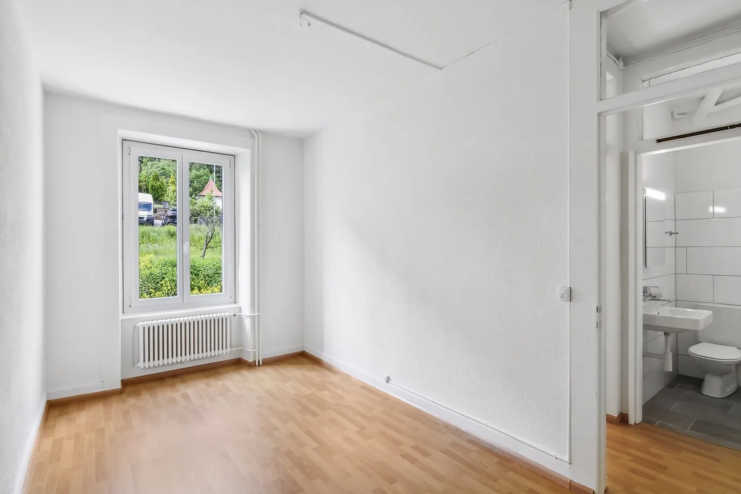 Modern Apartment with Garden - Photo 6 of 9