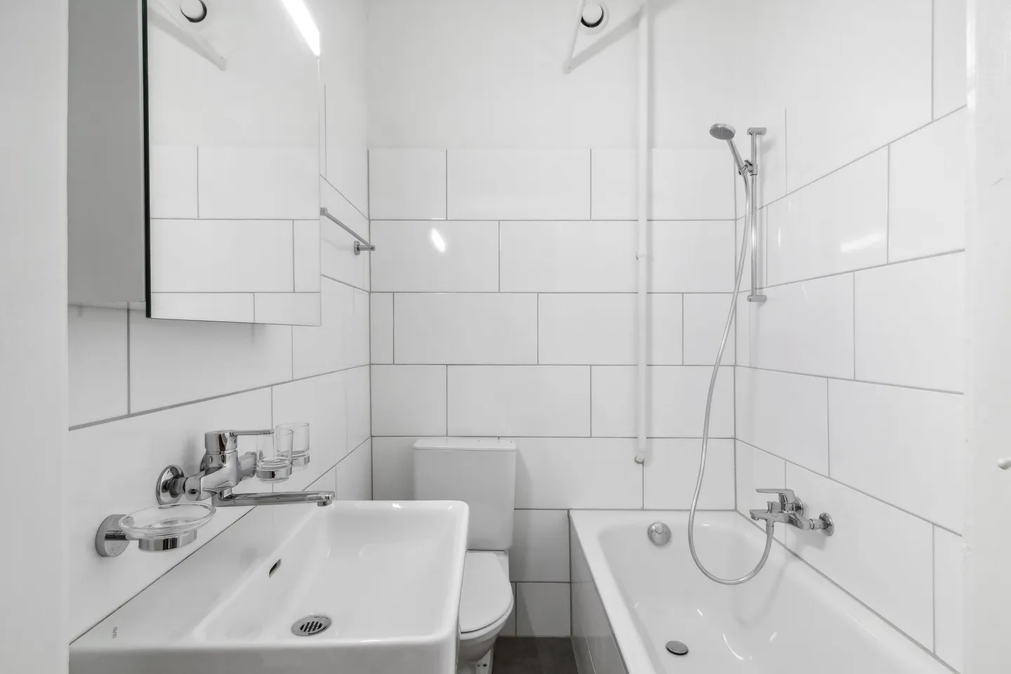 Modern Apartment with Garden - Photo 9 of 9