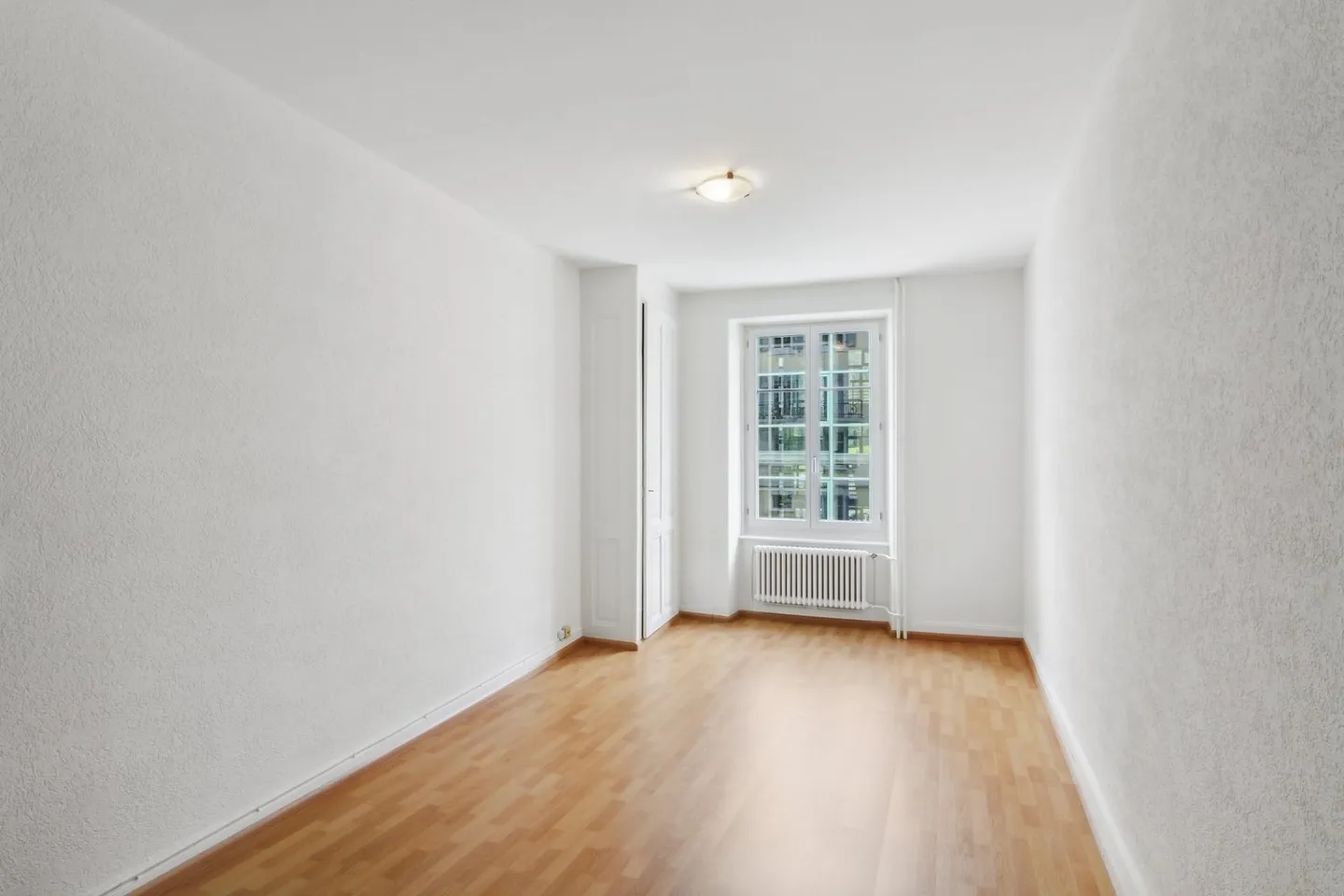 Modern Apartment with Garden - Photo 8 of 9