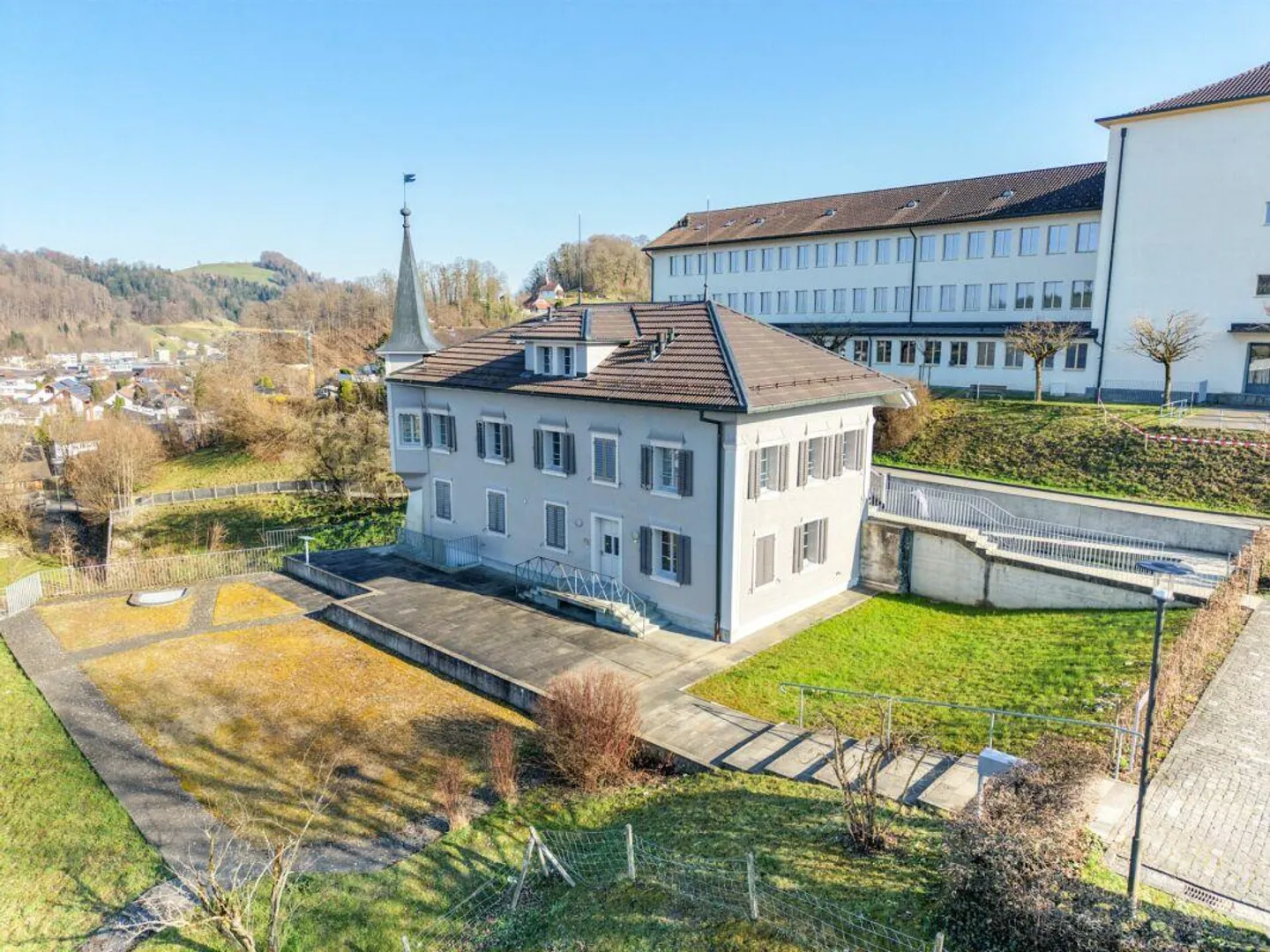 Travailler avec vision dans le 'Bergli' (147 CHF/m2/an) - Photo 1 sur 12