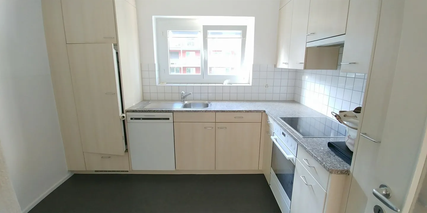 4-room apartment for rent in a sunny and central location - Photo 1 of 8