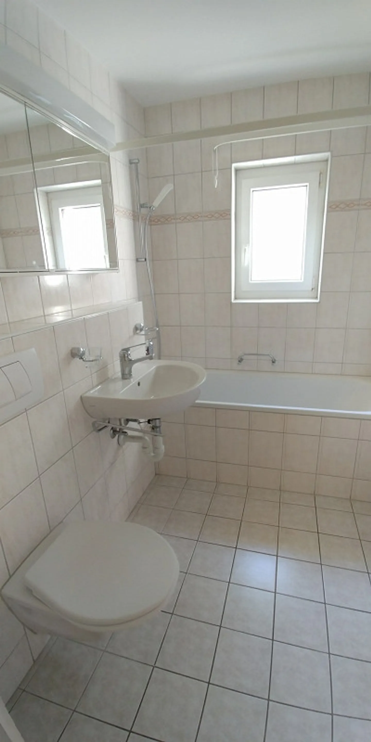 4-room apartment for rent in a sunny and central location - Photo 2 of 8