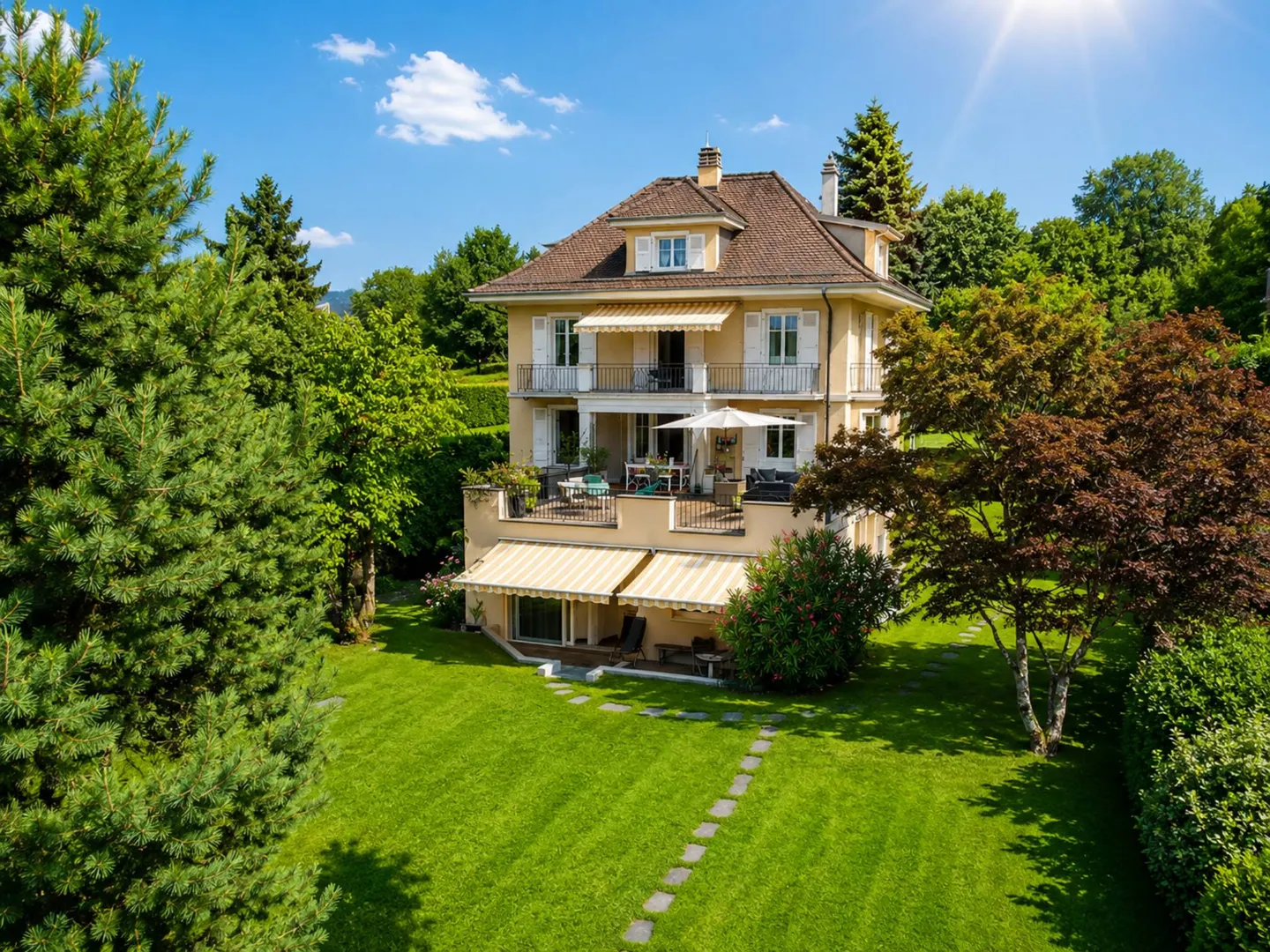 Charmante Villa mit Seeblick - Foto 1 von 13