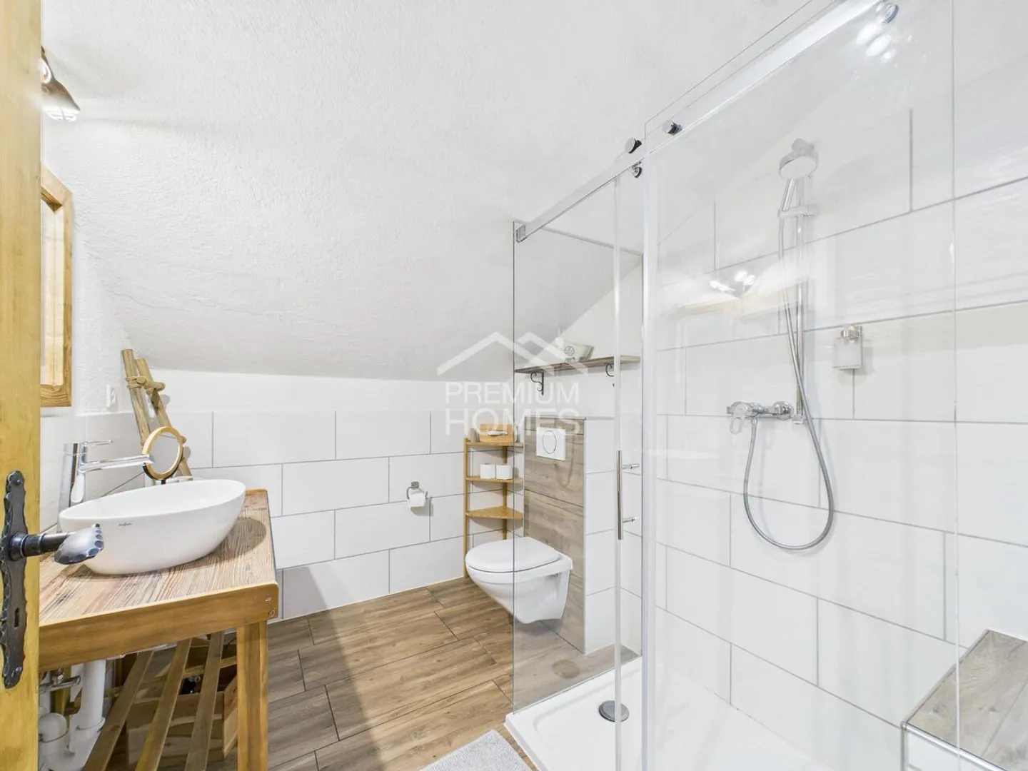 Chalet-Dorf mit Restaurant - Foto 9 von 13