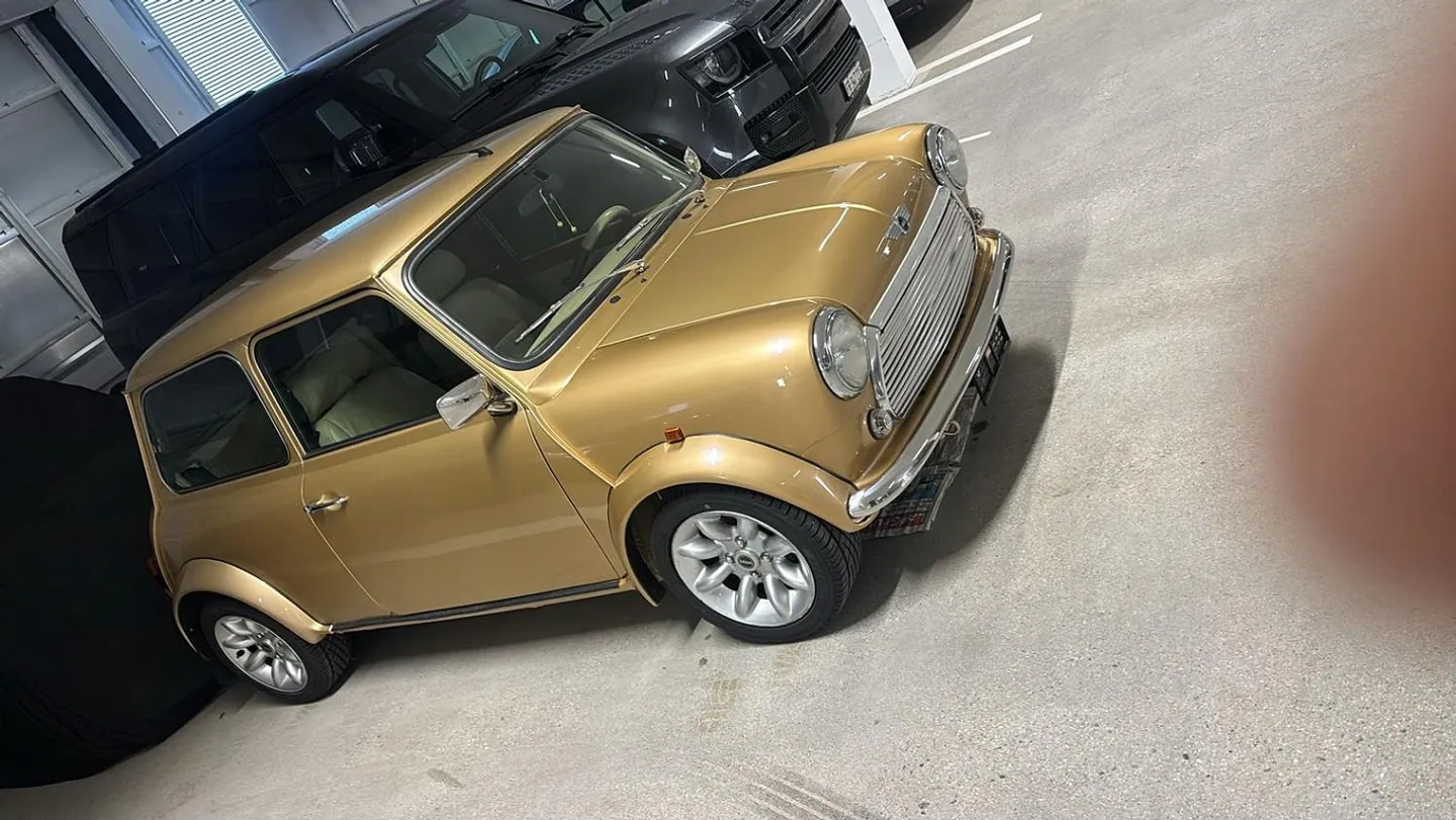 Moderne Garage und Parkplatz - Foto 1 von 1