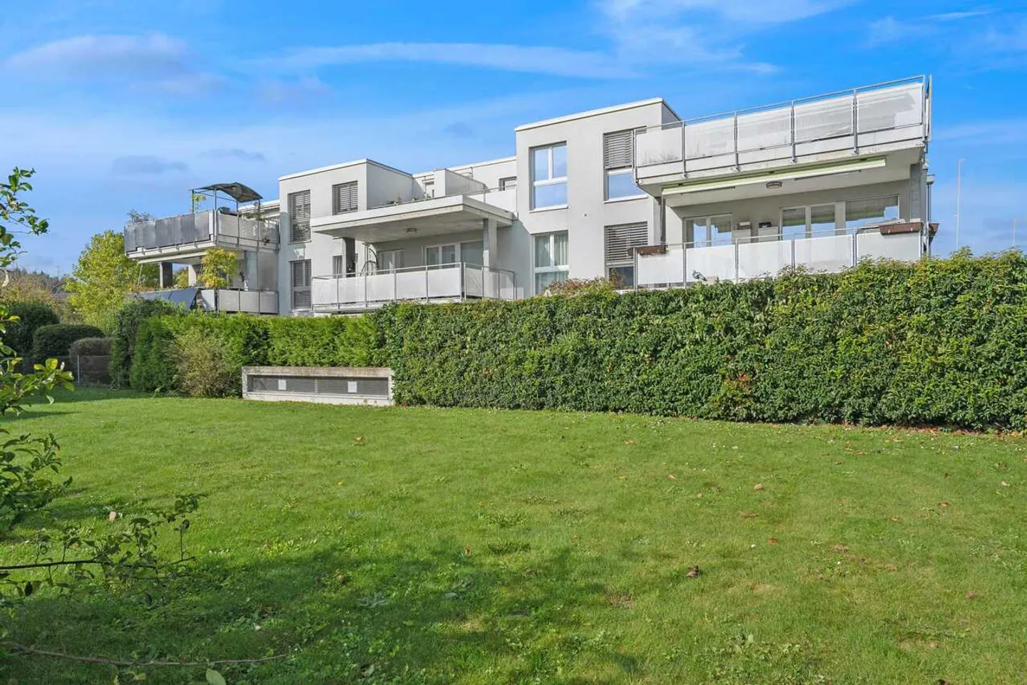 Bright 4.5-room penthouse with 3 terraces and panoramic view in Weiach - Photo 4 of 13