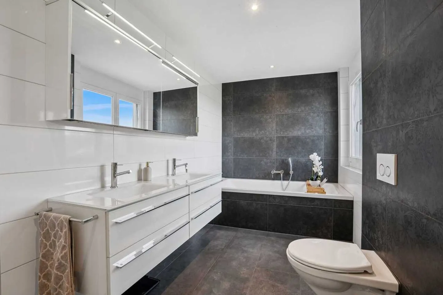 Bright 4.5-room penthouse with 3 terraces and panoramic view in Weiach - Photo 12 of 13