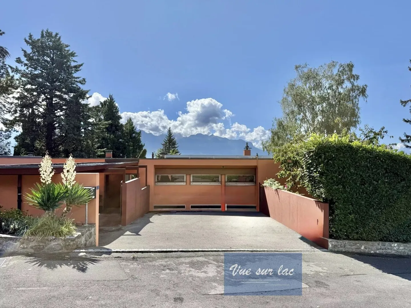 Sublime panoramic renovated house - Photo 3 of 13